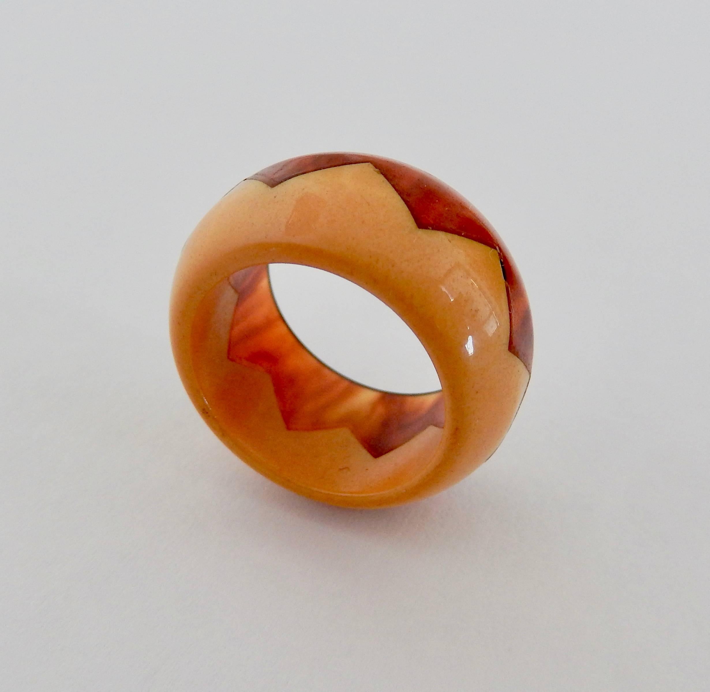 An Art Deco ring that combines translucent root beer and butterscotch bakelite in an interesting zigzag design.
Neutral colors easy to wear.  

Size:  approximately 6 