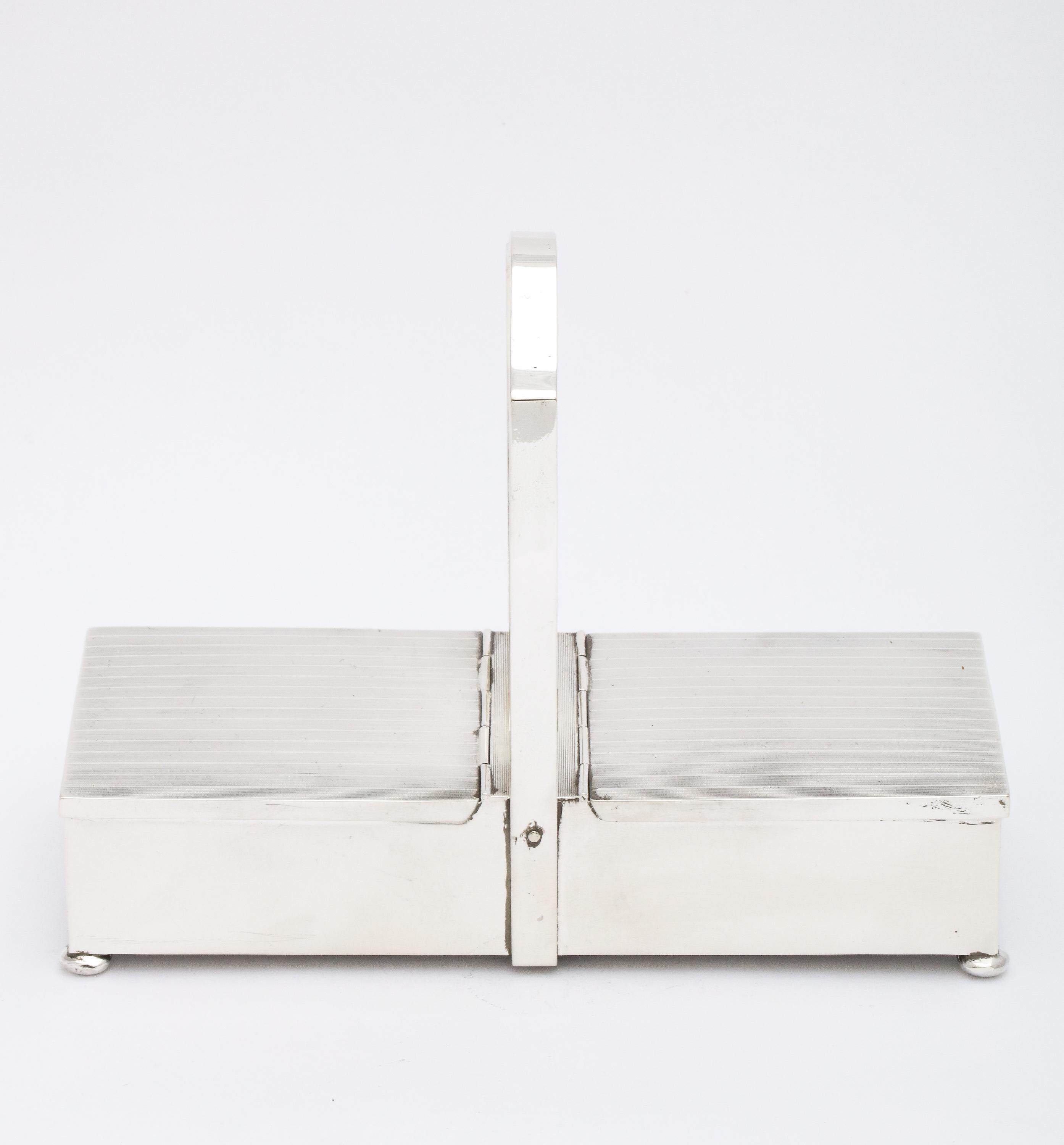  Art Deco Zwei-Fach-Sterling-Silber-Fuß-Tisch-Box mit Scharnier-Deckel   (Art déco) im Angebot