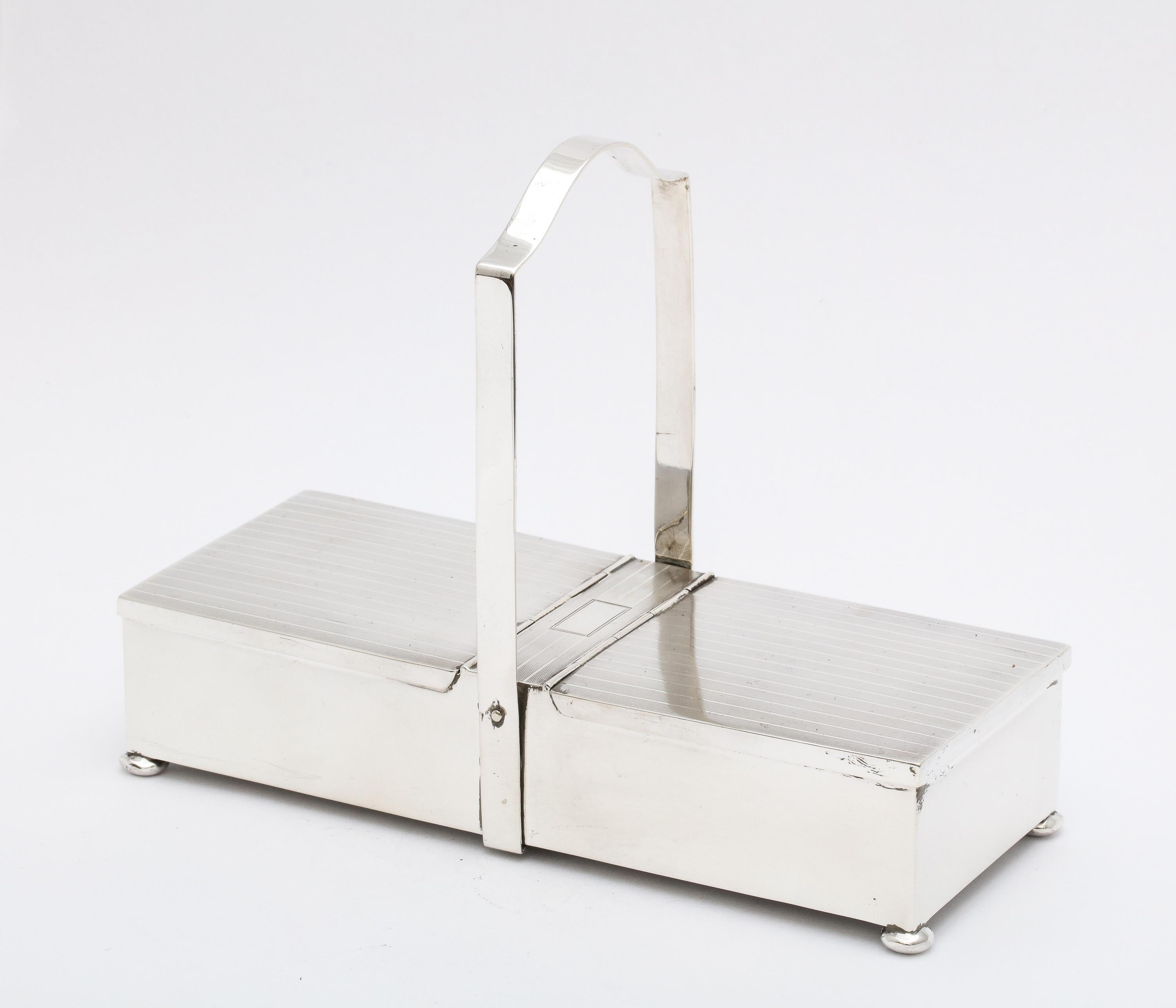 Américain  Boîte de table Art Déco à deux compartiments avec pieds en argent sterling et couvercles à charnière   en vente