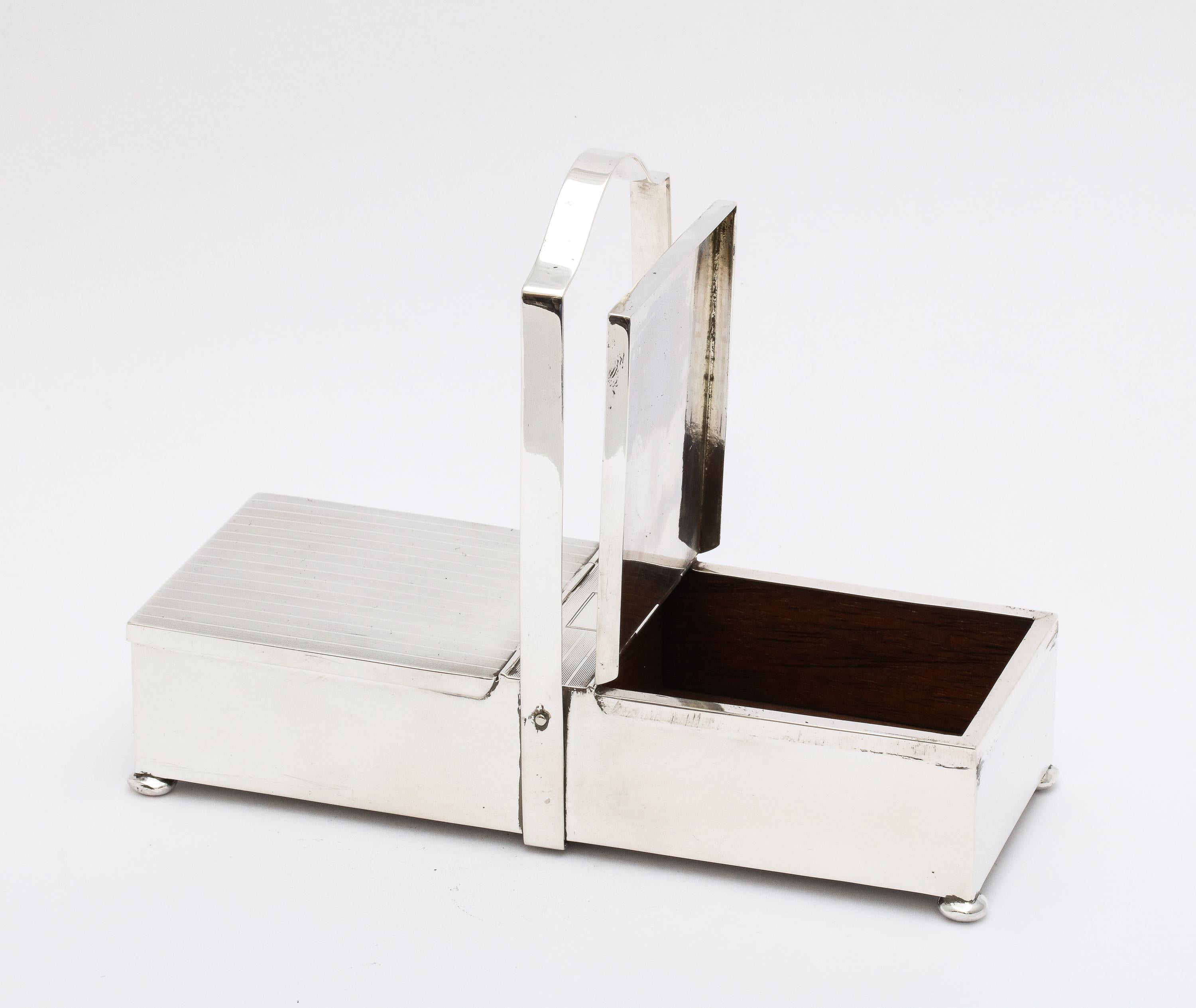  Art Deco Zwei-Fach-Sterling-Silber-Fuß-Tisch-Box mit Scharnier-Deckel   im Zustand „Gut“ im Angebot in New York, NY