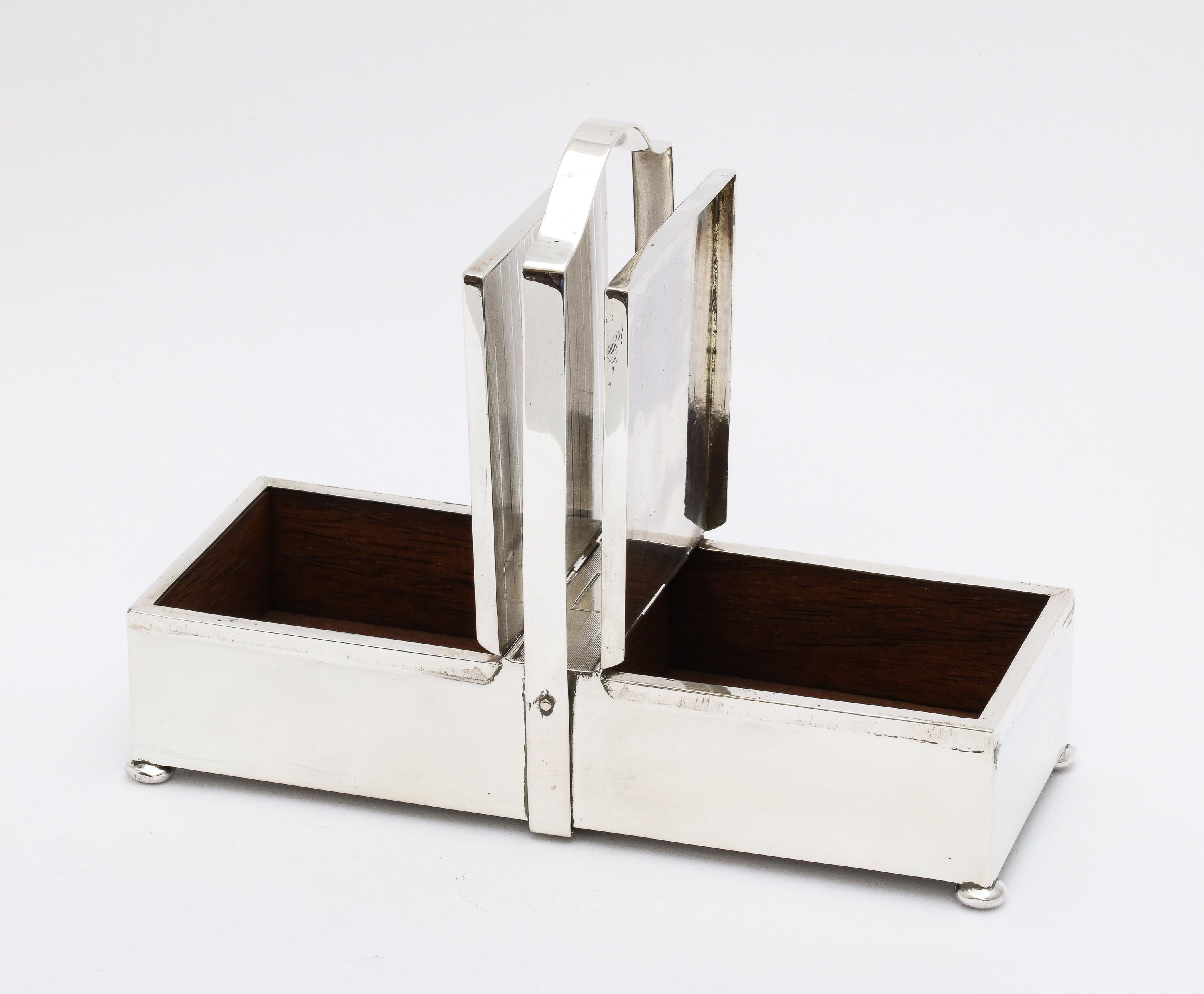 Début du 20ème siècle  Boîte de table Art Déco à deux compartiments avec pieds en argent sterling et couvercles à charnière   en vente