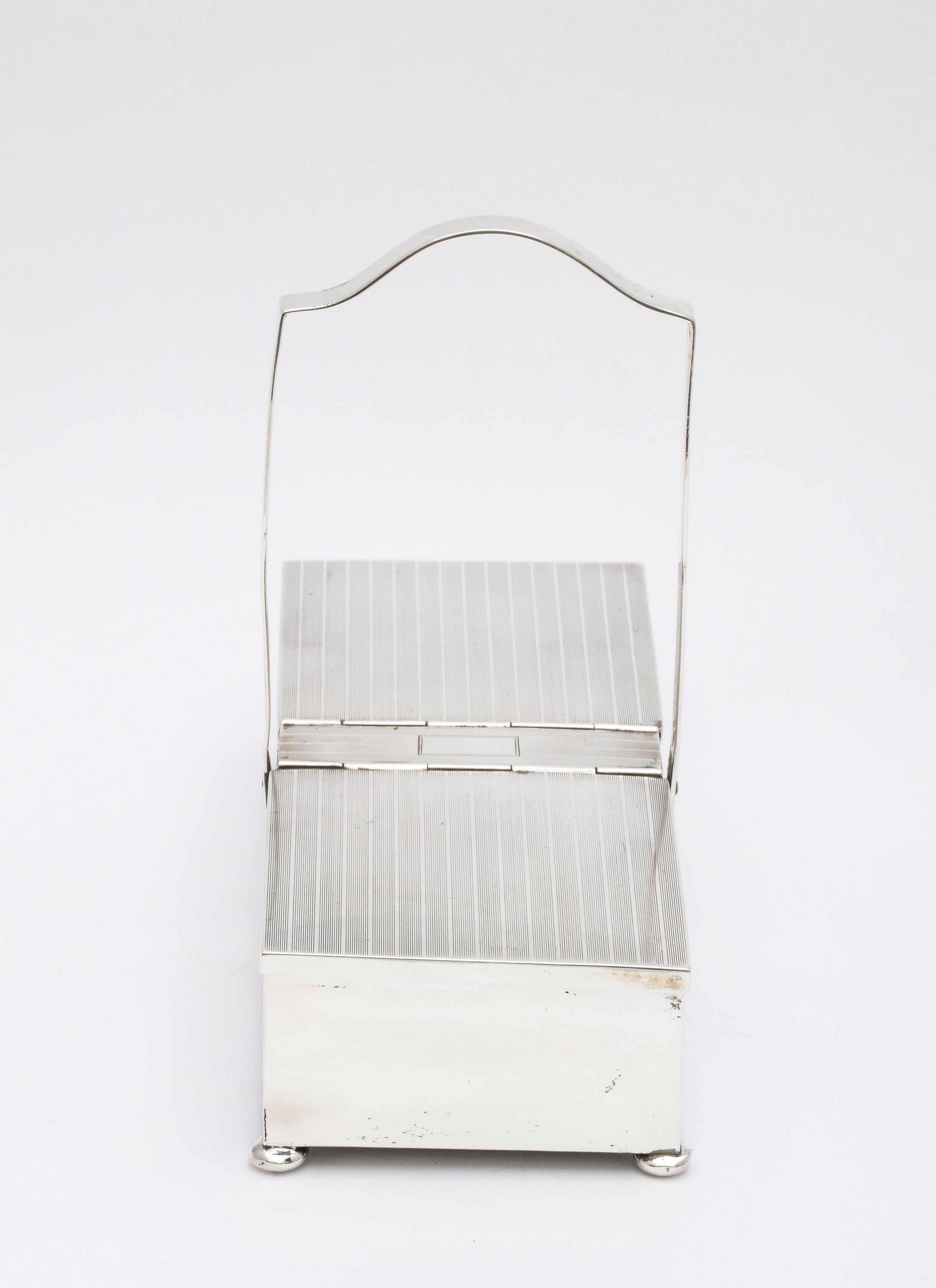  Art Deco Zwei-Fach-Sterling-Silber-Fuß-Tisch-Box mit Scharnier-Deckel   (Sterlingsilber) im Angebot