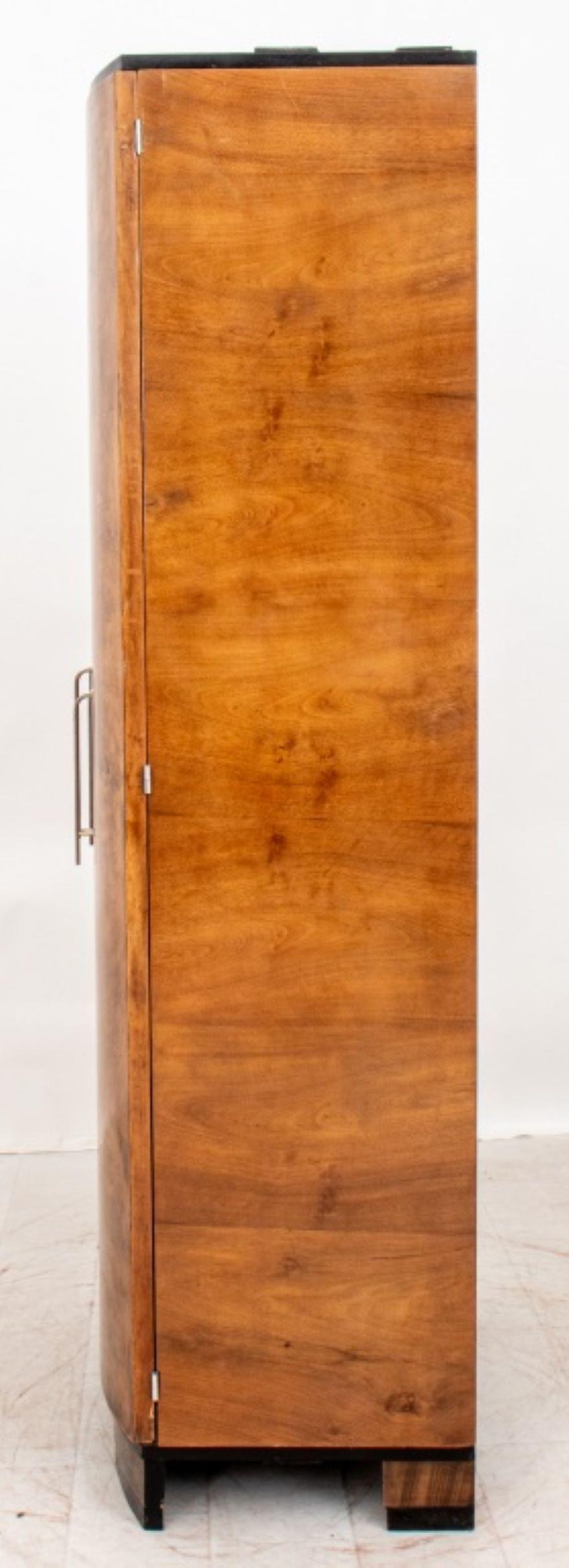 Art Deco Zwei Türen Wurzelholz Schrank (20. Jahrhundert) im Angebot