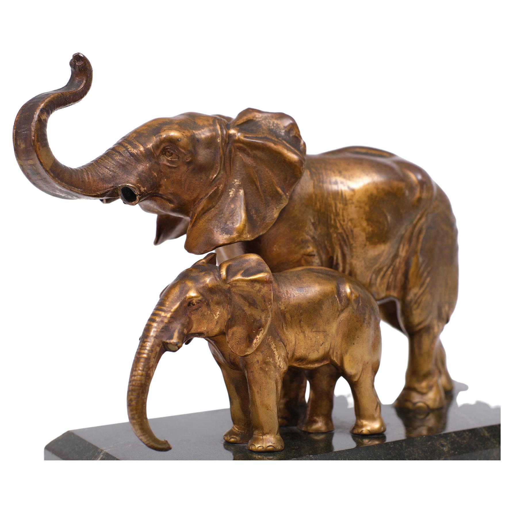 Mutter und Kind .dieses Paar von Elefantenfiguren ,Muss dieses Stück lieben, außer schön 
Patine, original antike Goldfarbe. Steht auf einem Sockel aus schwarzem Marmor, Art Deco 1925.
Perfekt modelliert. Ohne seine elfenbeinernen Stoßzähne .  

 

