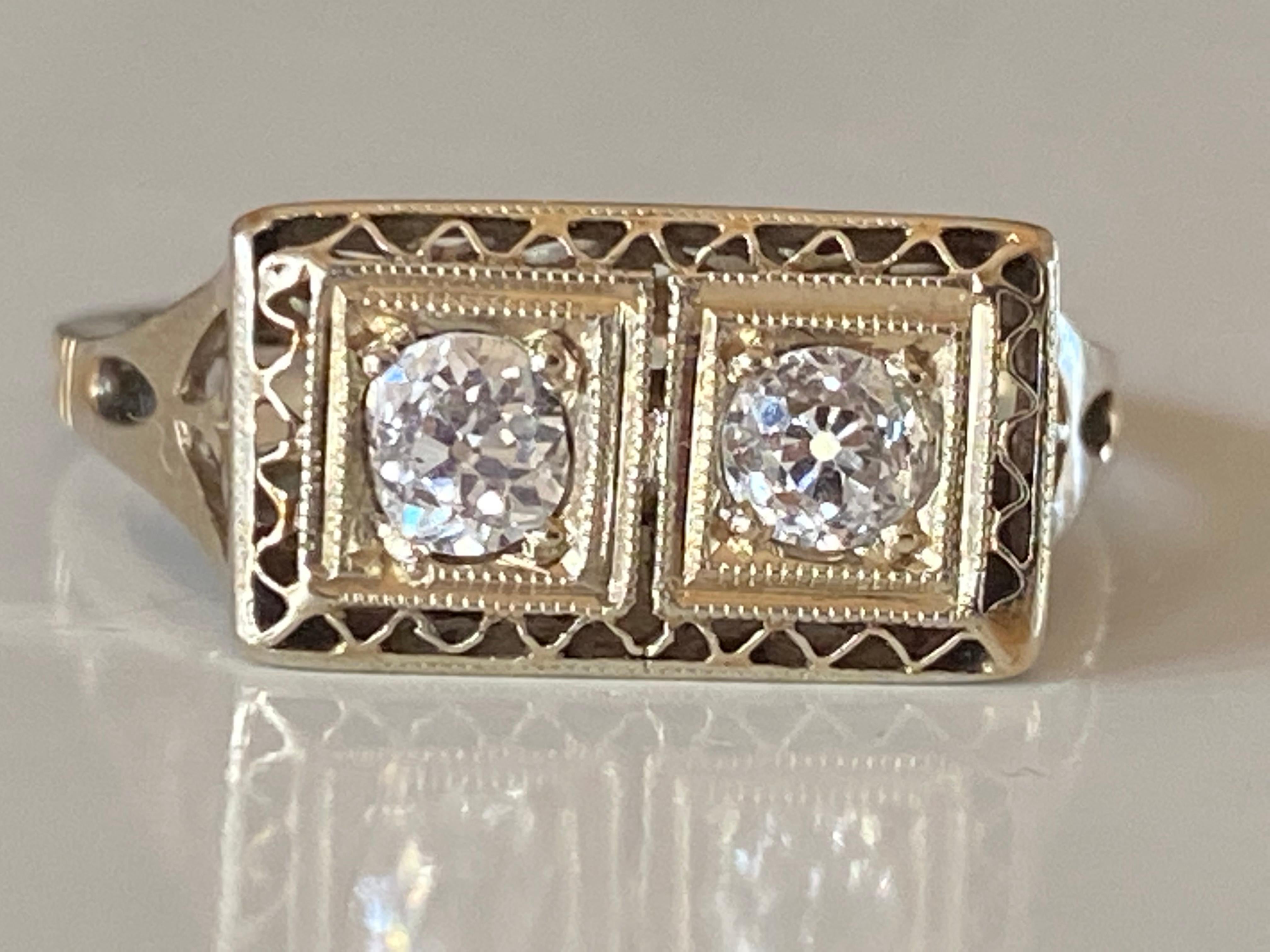 Art Deco Two-Stone Diamond and Filigree Ring For Sale 3