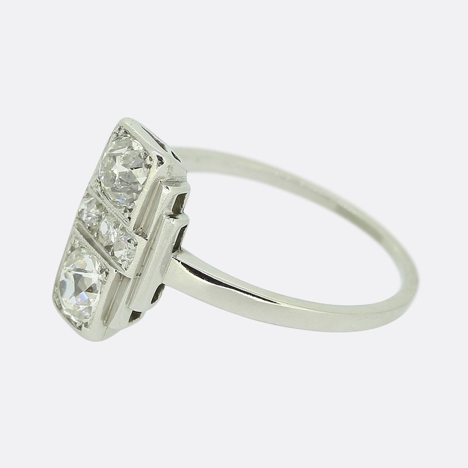 Ecco un meraviglioso anello di diamanti Art Déco. Realizzato in platino, questo pezzo presenta una coppia di diamanti rotondi sfaccettati di taglio antico uno sopra l'altro, ognuno dei quali è stato incastonato singolarmente all'interno di un bordo