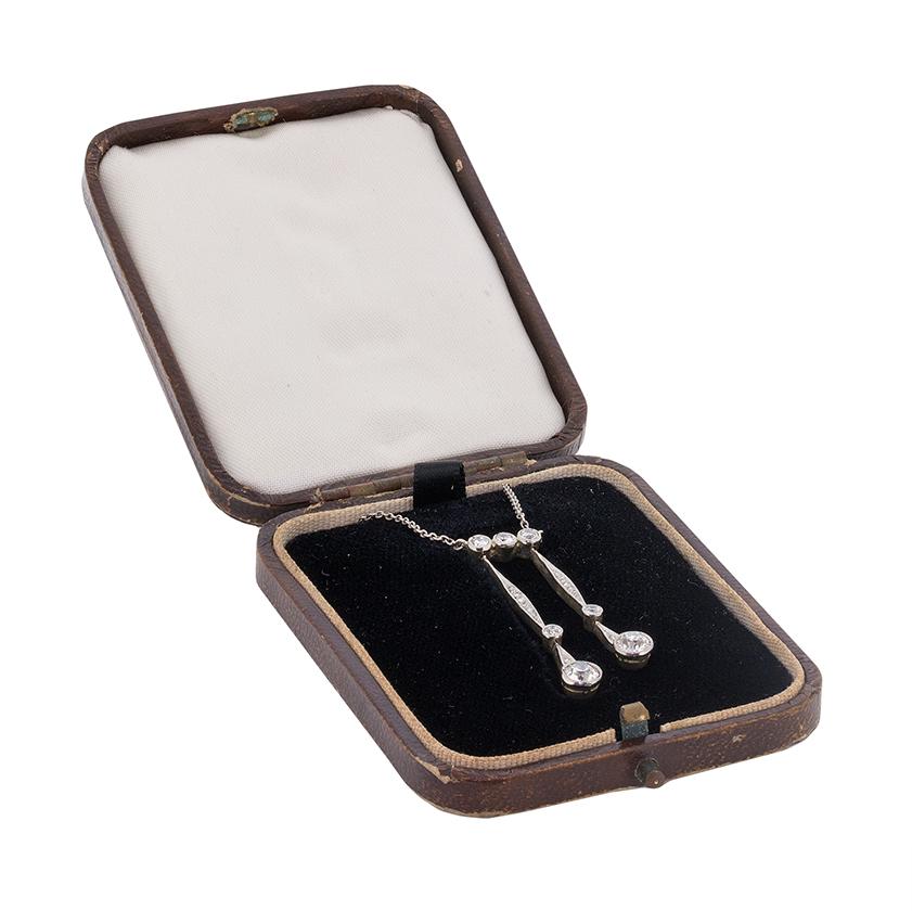 Collana con due pietre e diamanti a goccia in stile Art Déco, circa 1920 In condizioni ottime in vendita a London, GB