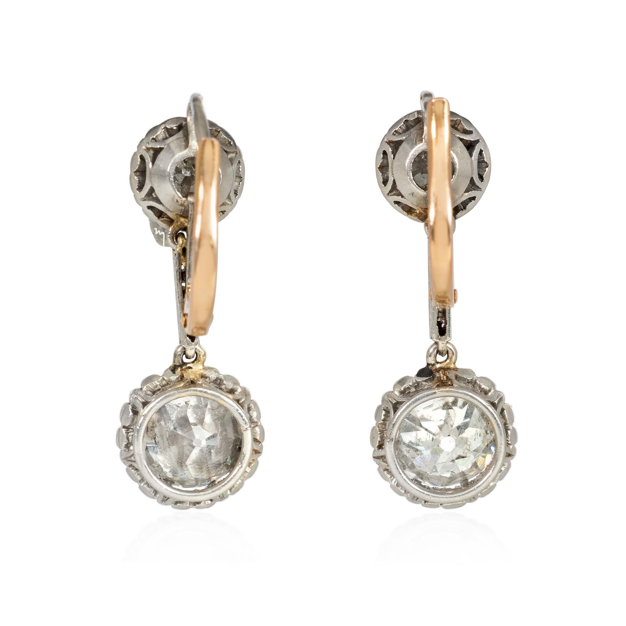 Art Deco Zwei-Stein-Ohrringe aus Platin und Diamanten im alten europäischen Schliff Tropfenohrringe (Art déco) im Angebot