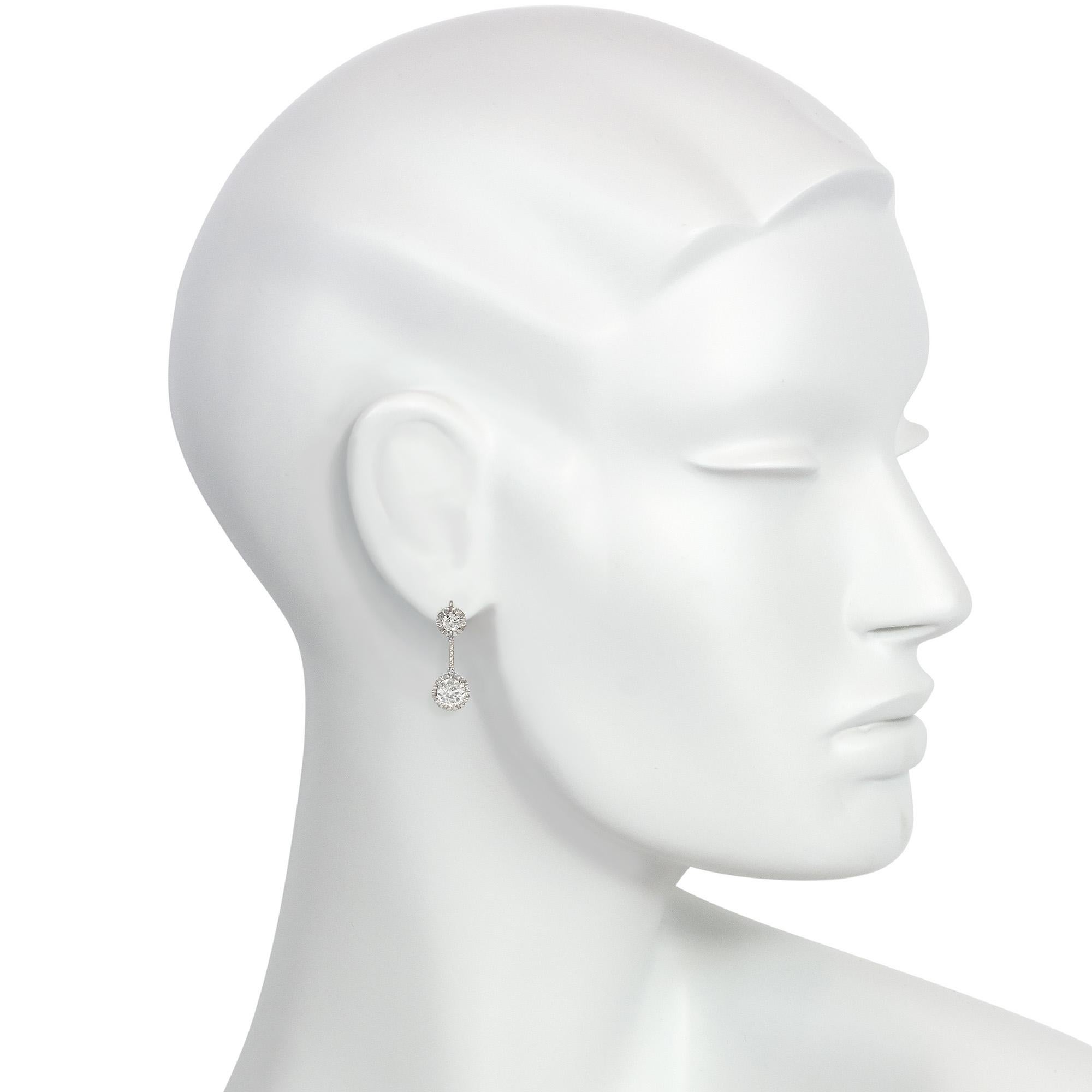 Art Deco Zwei-Stein-Ohrringe aus Platin und Diamanten im alten europäischen Schliff Tropfenohrringe (Alteuropäischer Schliff) im Angebot