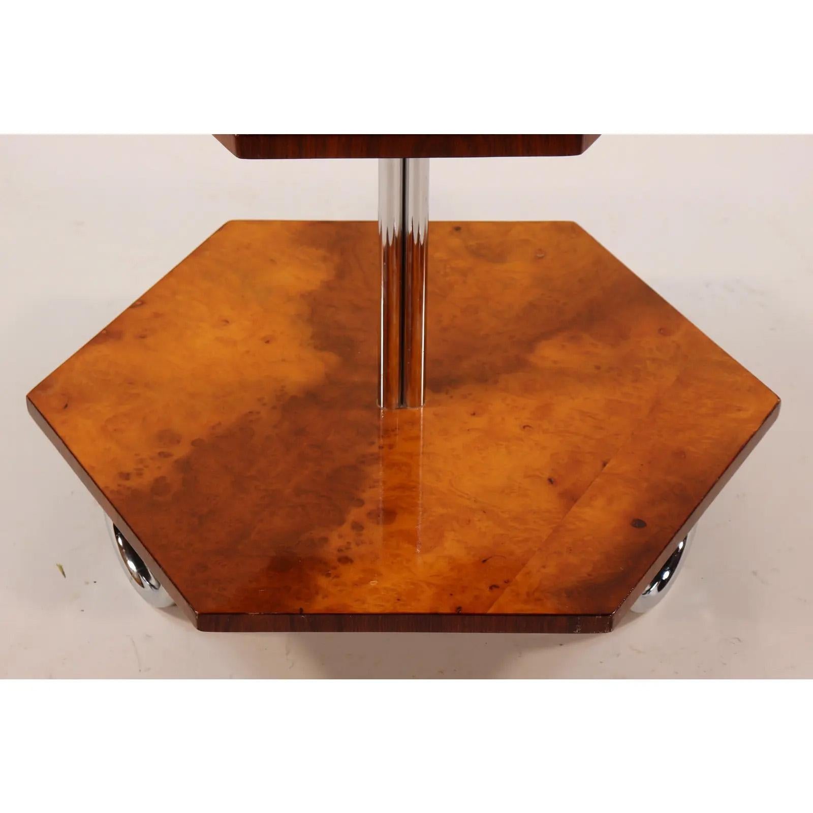 Cette table Art déco à deux niveaux est un exemple des tables de cocktail populaires des années folles. Ils servaient à servir des cocktails, à contenir des livres, des accessoires et des cendriers, et ont été les témoins de nombreuses aventures