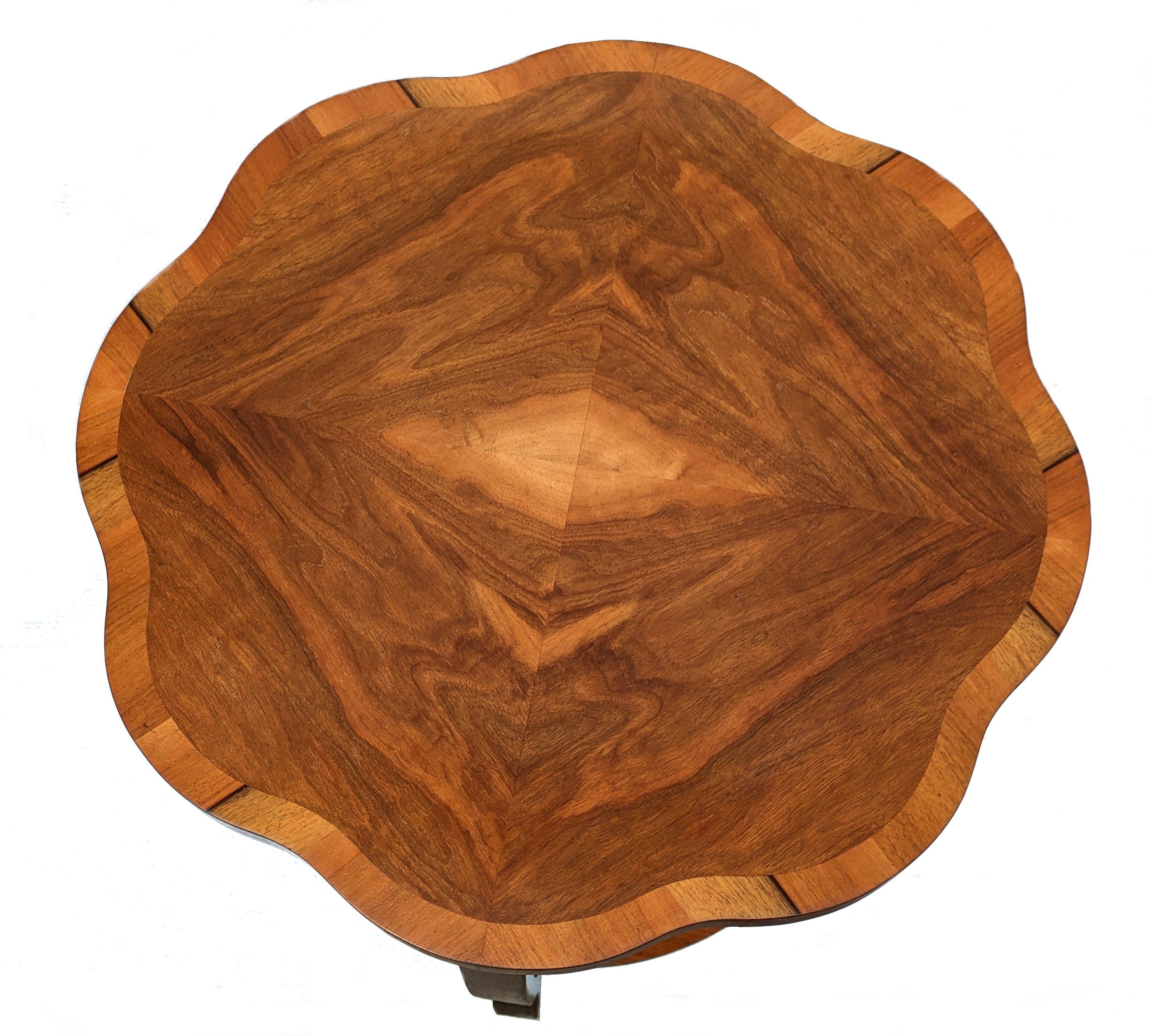 Mesa de centro Art Déco de dos niveles de nogal figurado, inglesa, c1930 en venta 3