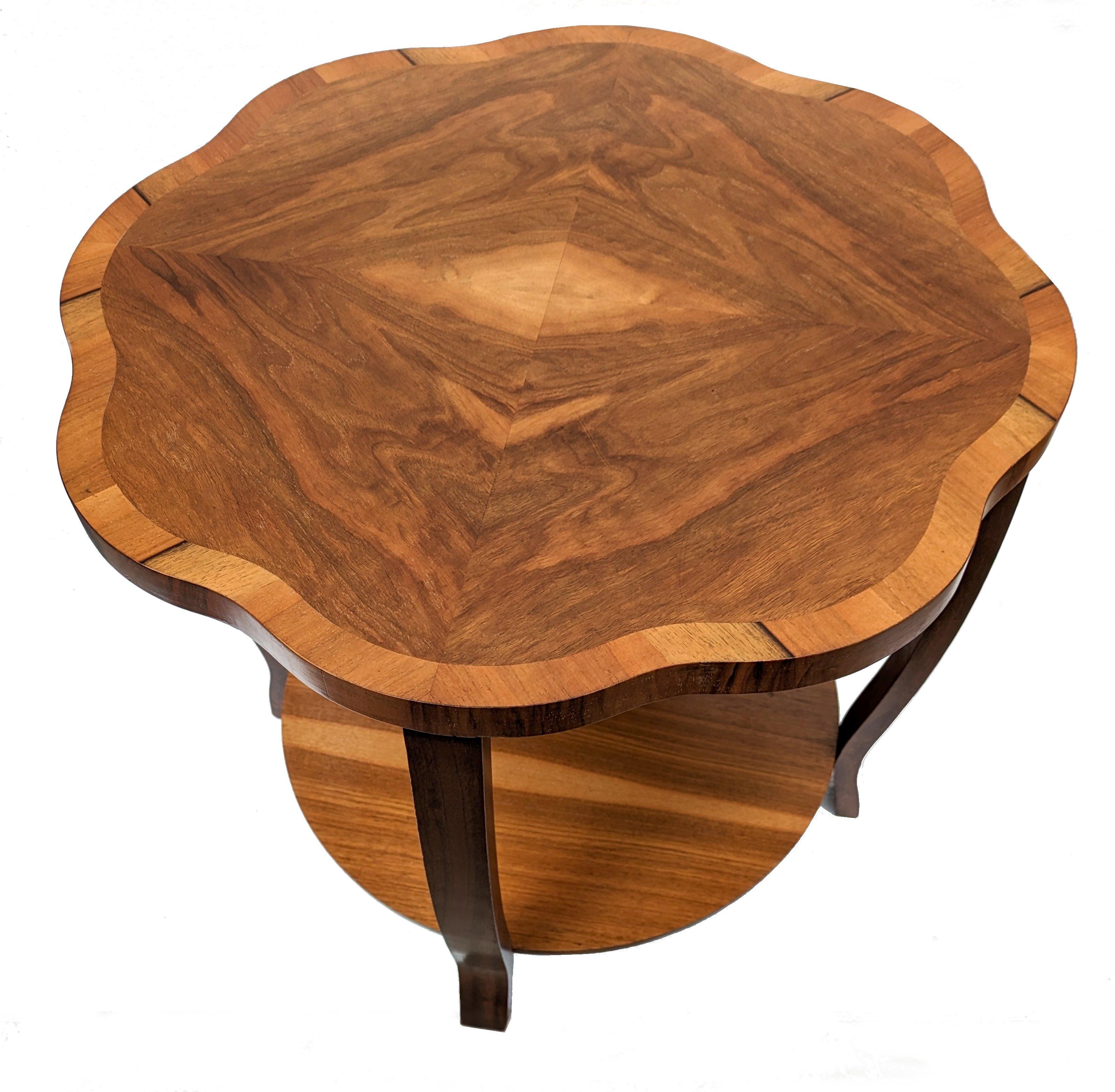 Mesa de centro Art Déco de dos niveles de nogal figurado, inglesa, c1930 en venta 4