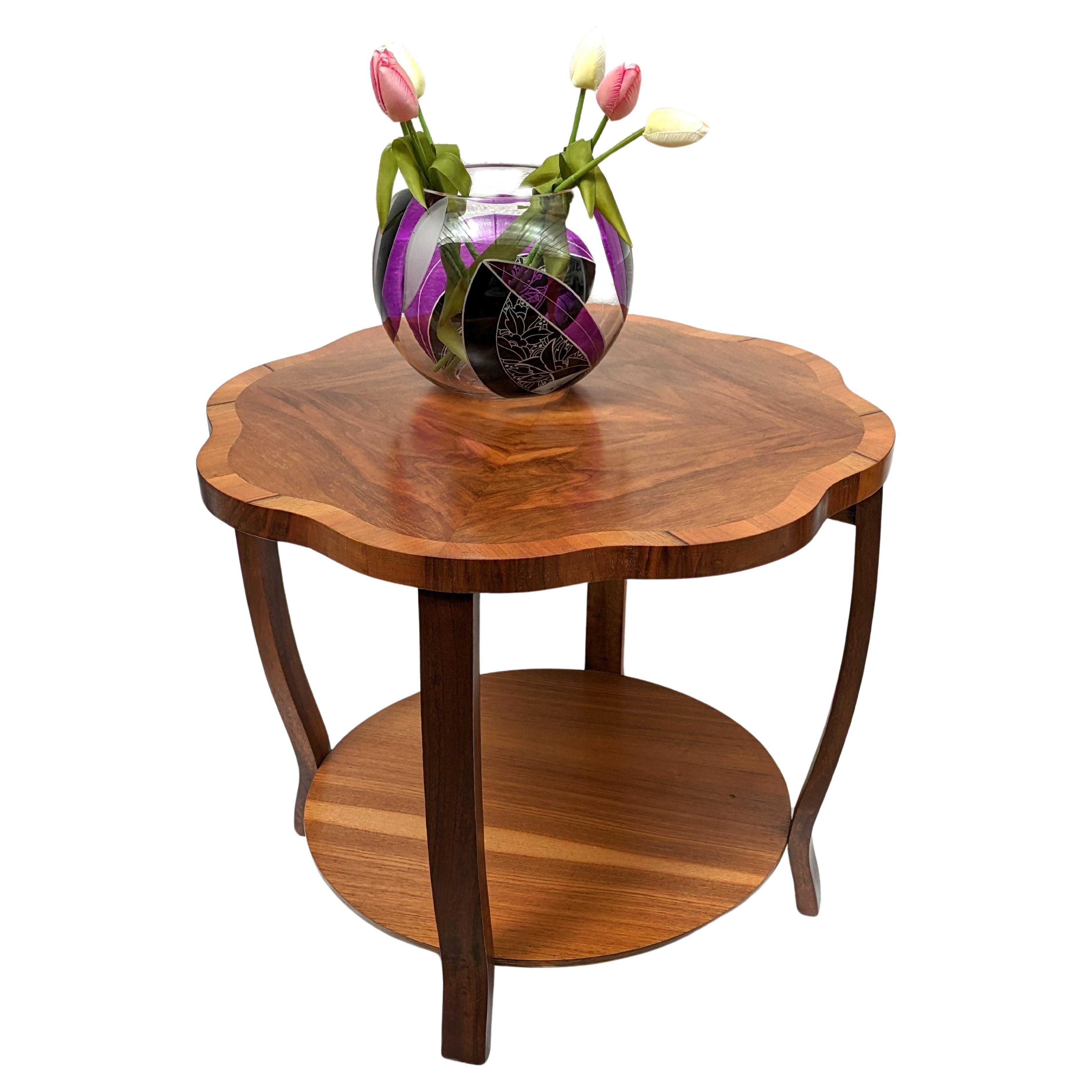 Se trata de una mesa de aspecto magnífico, con un diseño y una forma Deco magníficos. Fabricado en los años 30 y originario de Inglaterra. Tamaño ideal para el uso cotidiano y fácil de integrar en la mayoría de las habitaciones. Las chapas de nogal