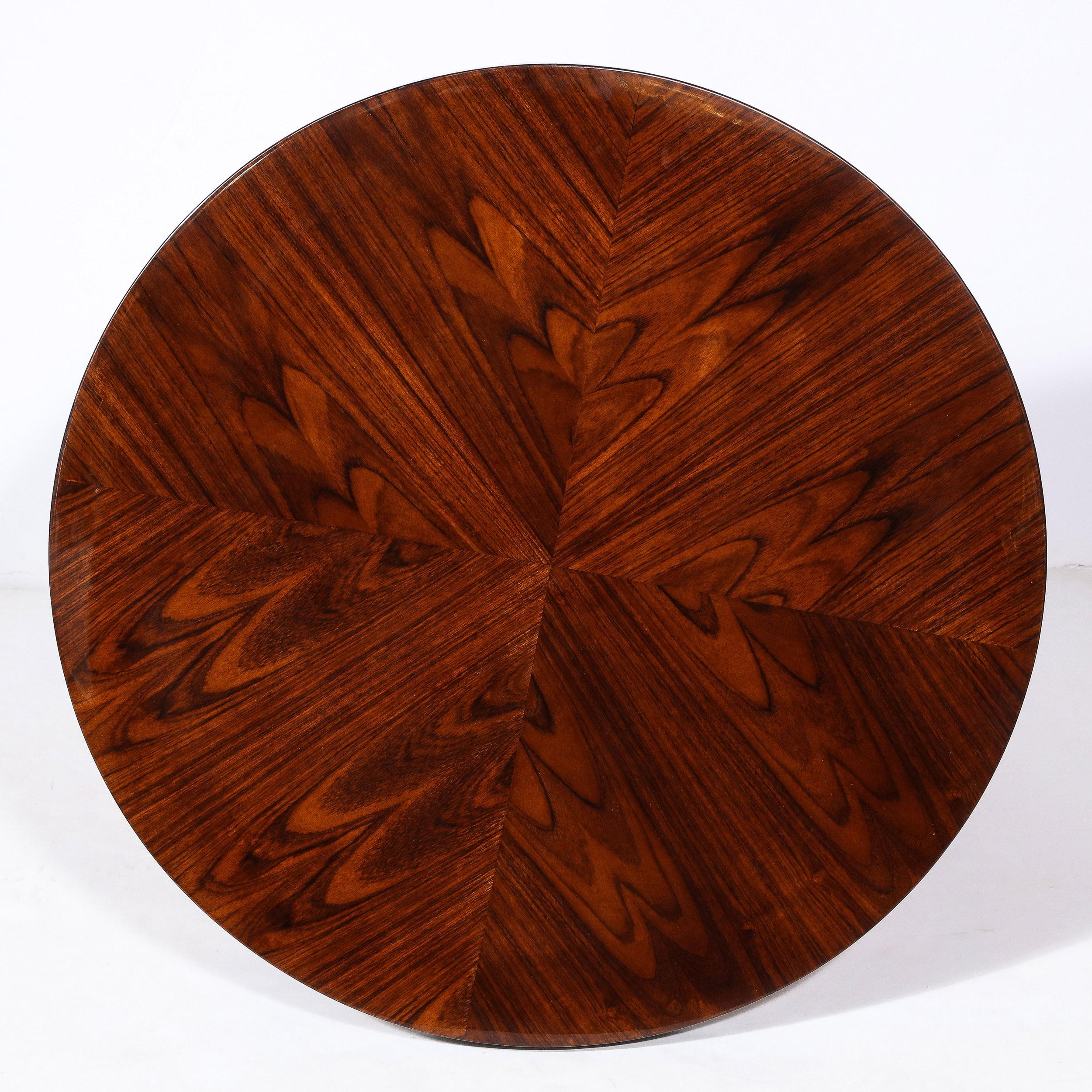 Dieser zweistöckige Gueridon-Tisch aus Frankreich, CIRCA 1930, verfügt über eine Platte aus Nussbaumholz in Buchform mit skulpturalen, geschwungenen  Klismos-Stil Beine in einem reichen  schwarzer Lack. Dieser elegante und zurückhaltende Tisch ist