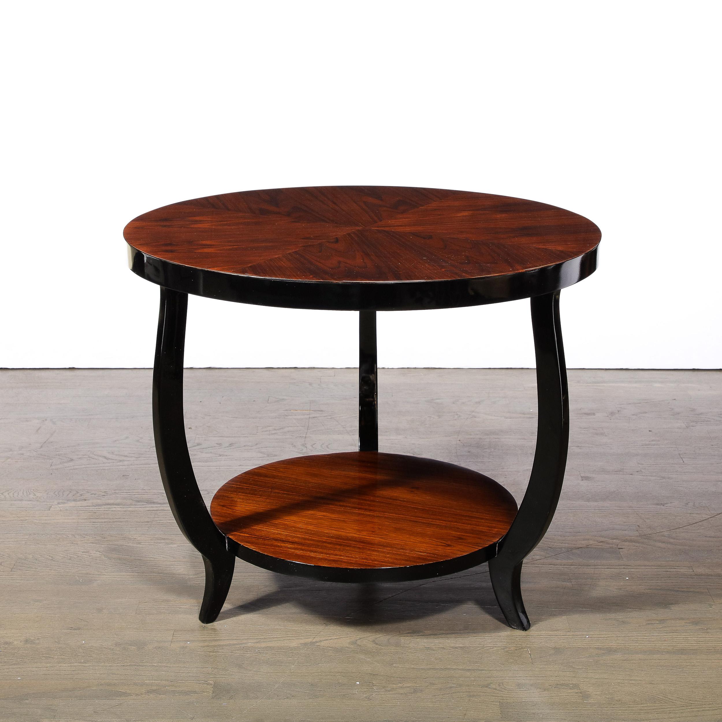 Zweistöckiger Gueridon-Tisch im Art déco-Stil aus Nussbaumholz und schwarzem Lack  (Mitte des 20. Jahrhunderts) im Angebot