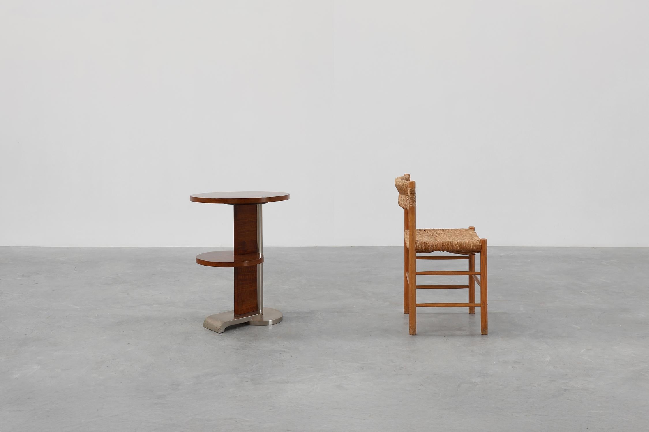 Francia / 1925 / tavolino / legno, impiallacciatura, cromo / Art Deco

Tavolino rotondo a due piani degli anni '20 nello stile di Jules Leleu. Questo tavolino francese è un notevole esempio dello stile Modernista e Art Deco degli anni '20. Questo