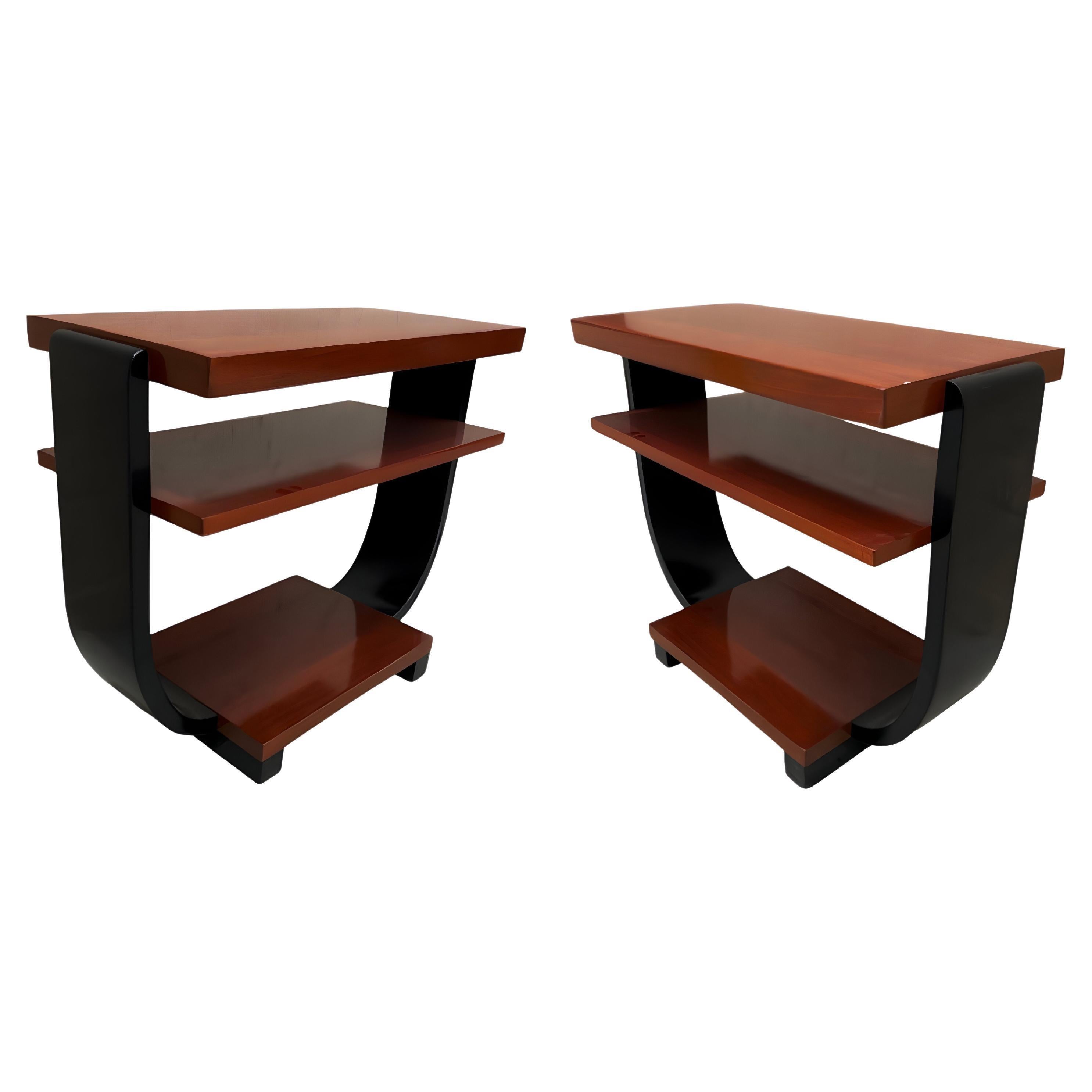 Zweifarbiger Gilbert Rohde Beistelltisch für Brown Saltman 1940er Jahre aus Birnbaumholz. Fantastisches Seitenprofil mit einem großen geometrischen, runden, freitragenden Stapeltisch und einer Vitrine für kleine Dekorationsgegenstände. Dies ist ein