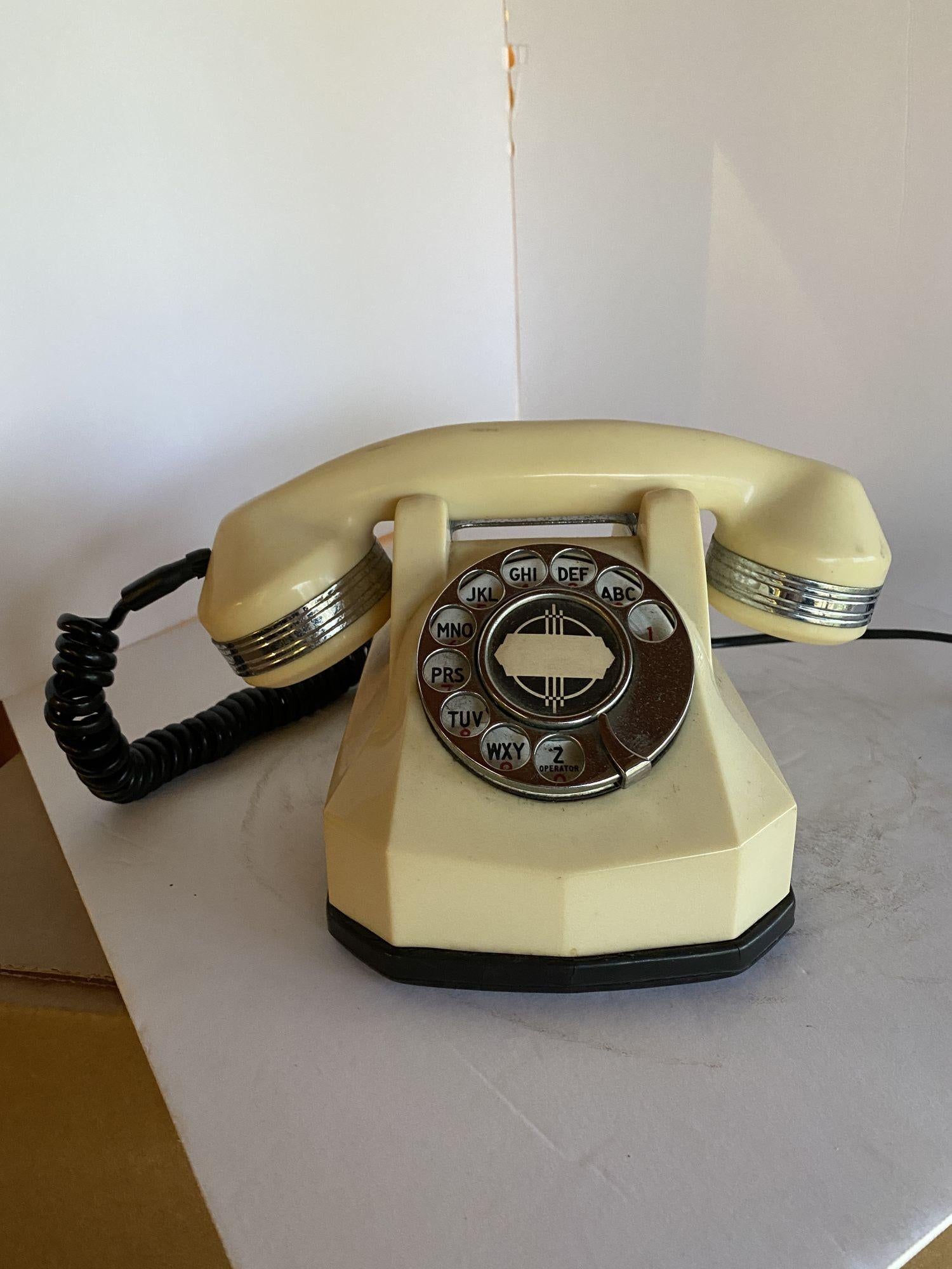 This wonderful working example of 1930s design is sure to fit into your period decorating scheme. The RRRING of this classic is unlike anything available in modern phones, and it is will definitely get the attention of everyone within your