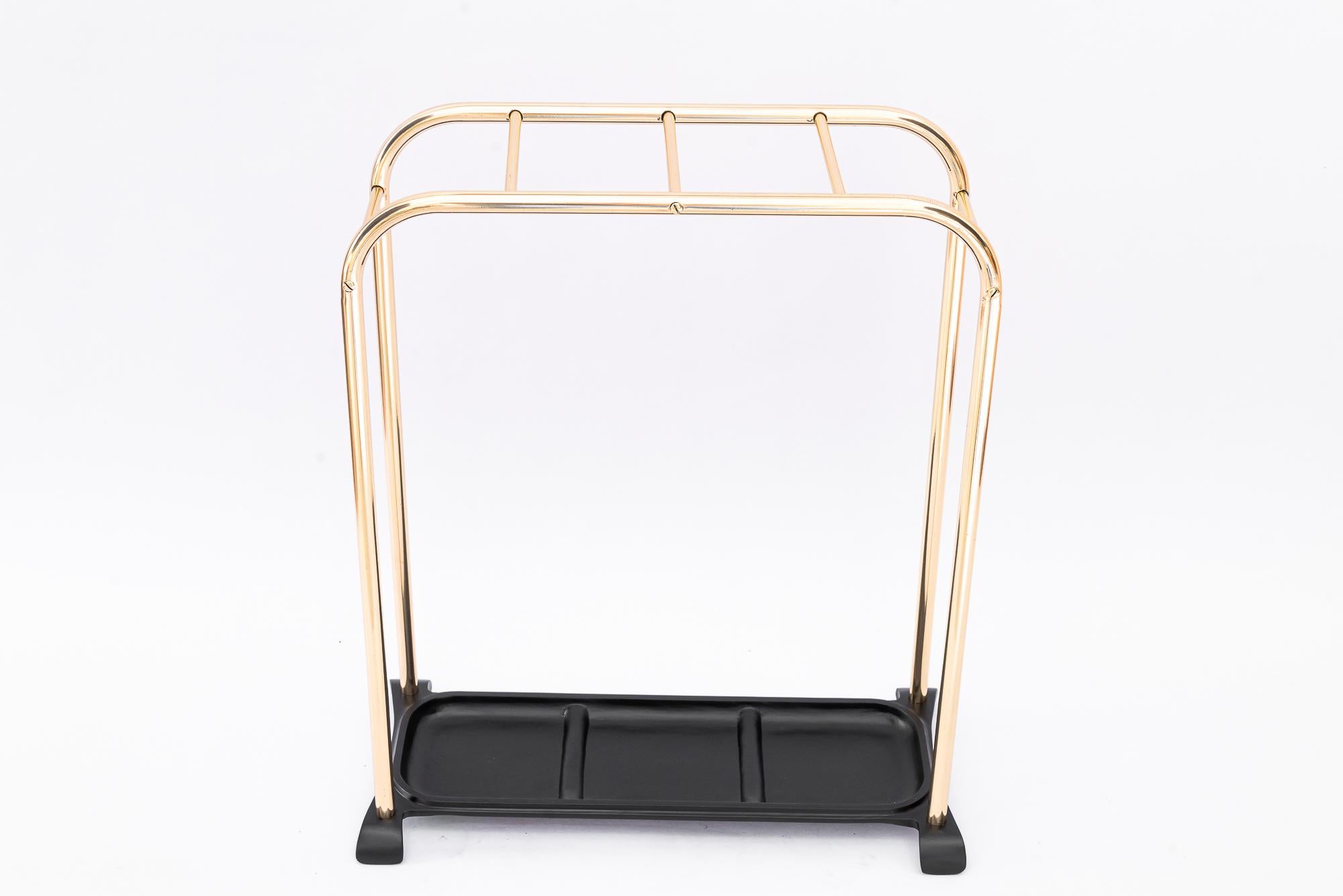 Porte-parapluies Art déco vers 1920
Laiton poli et émaillé au four
Métal noirci