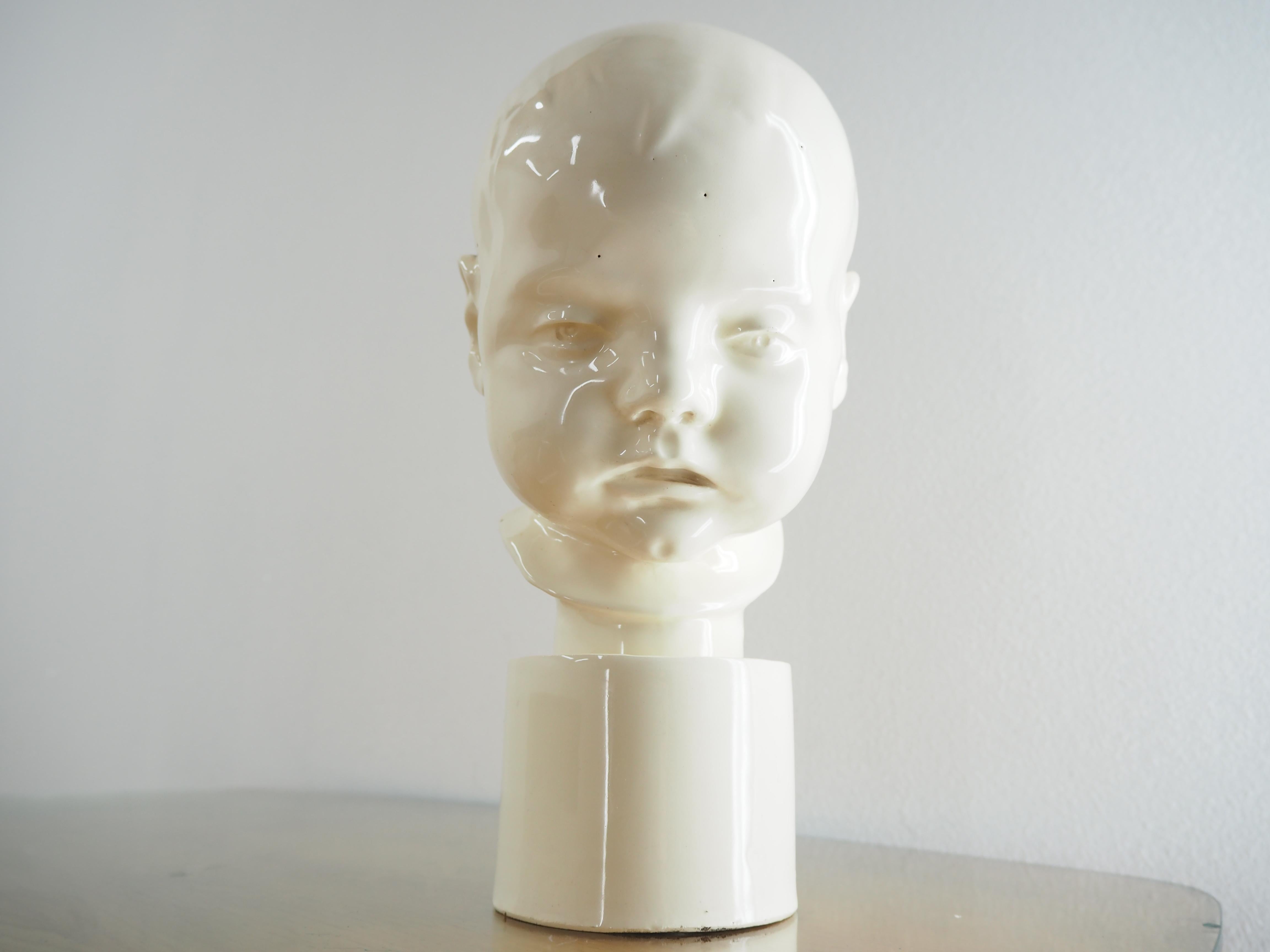 - In good original condition
- Porcelain
- Decorative
- On head small scratches.