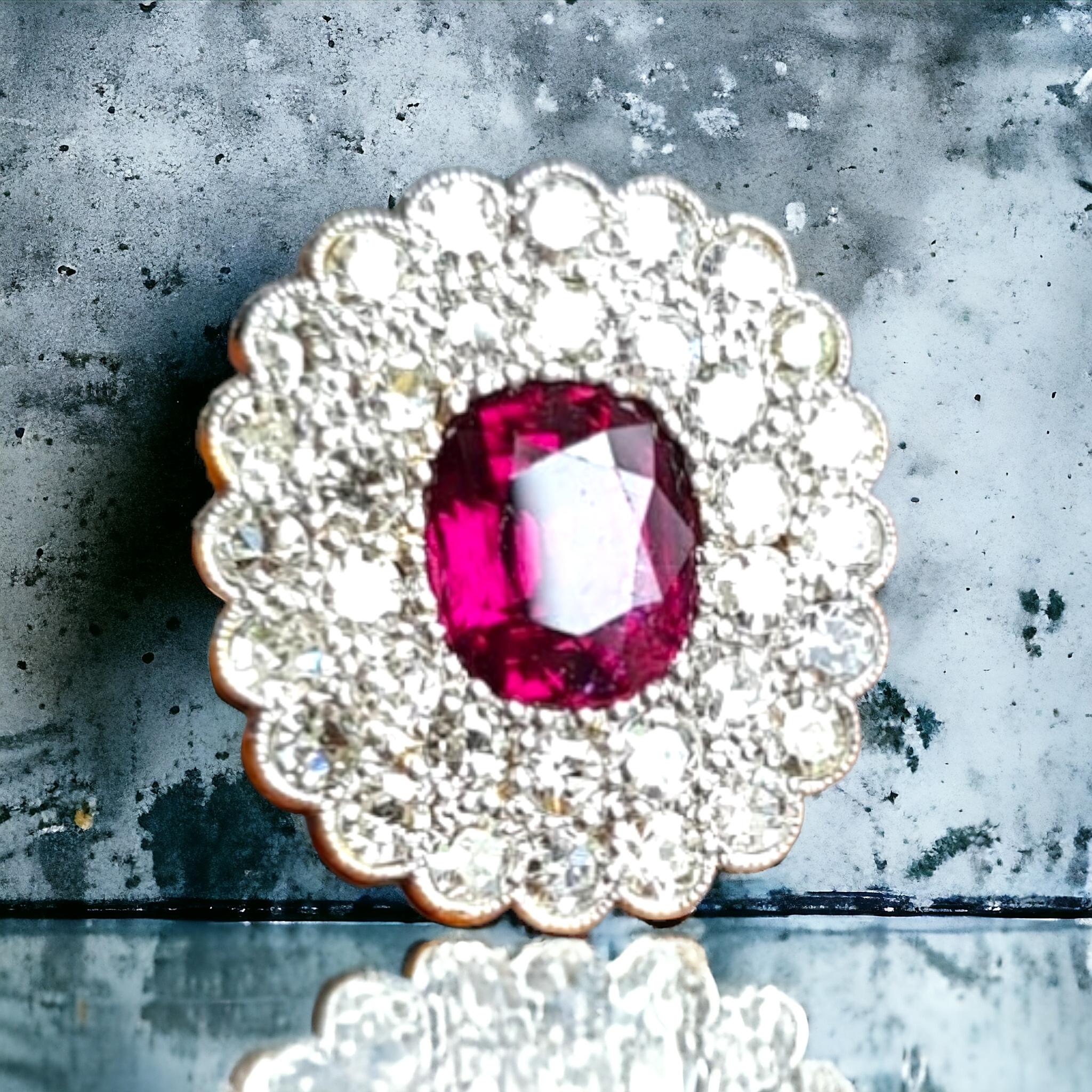 Bague Art-Déco non traitée, non chauffée de 2,10 carats de rubis naturel rouge vif et de diamants en grappe.

Le rubis taillé en ovale, d'une clarté exceptionnelle et d'une couleur rouge vif, est entouré d'un double cercle de diamants taillés en une