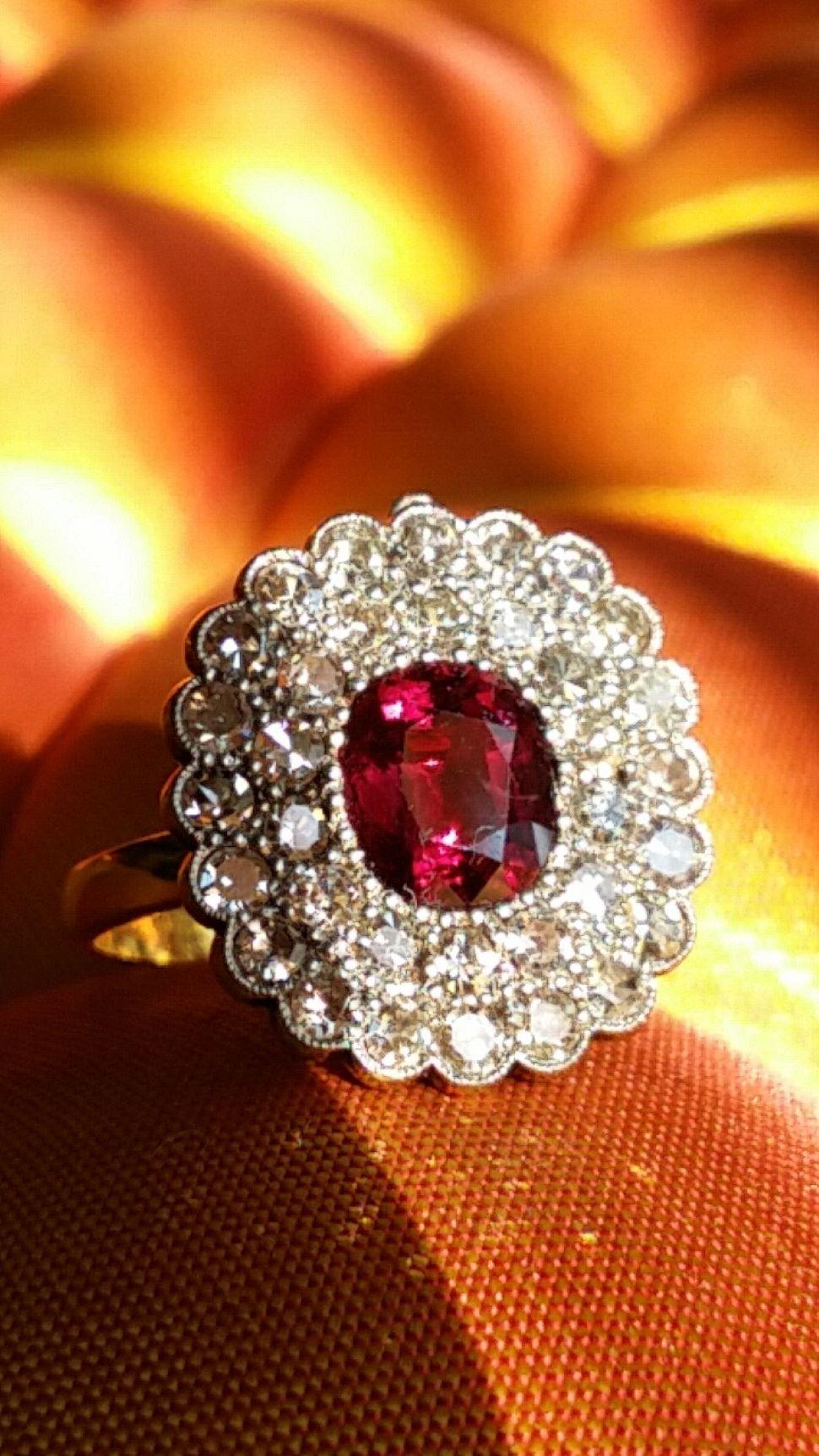 Art-Deco Untreated, Unheated 2.10 carats Ruby and Diamond Cluster Ring In Excellent Condition For Sale In OVIEDO, AS