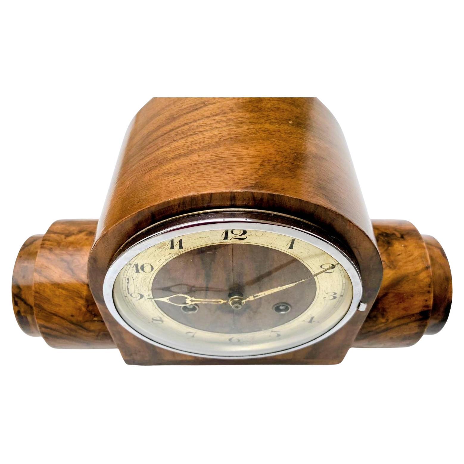 Art Deco Unusual 8 Day Striking Walnut  Mantle Clock, English, c1930 Bon état - En vente à Devon, England