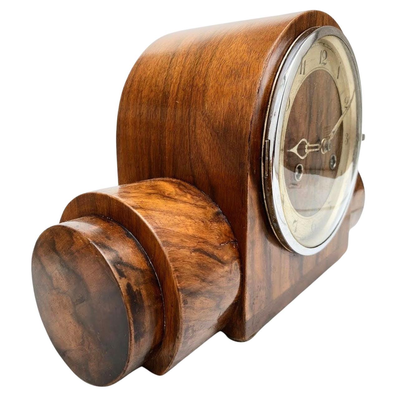 Laiton Art Deco Unusual 8 Day Striking Walnut  Mantle Clock, English, c1930 en vente