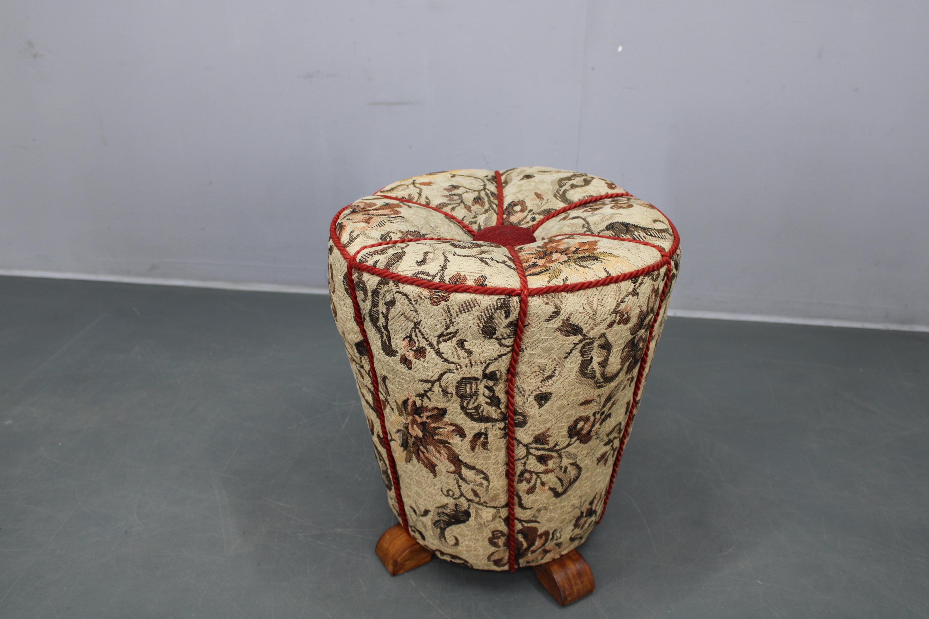 Art Deco Upholstered Stool with Floral Fabric, Czechoslovakia, 1930s en Bueno estado para la venta en Praha, CZ