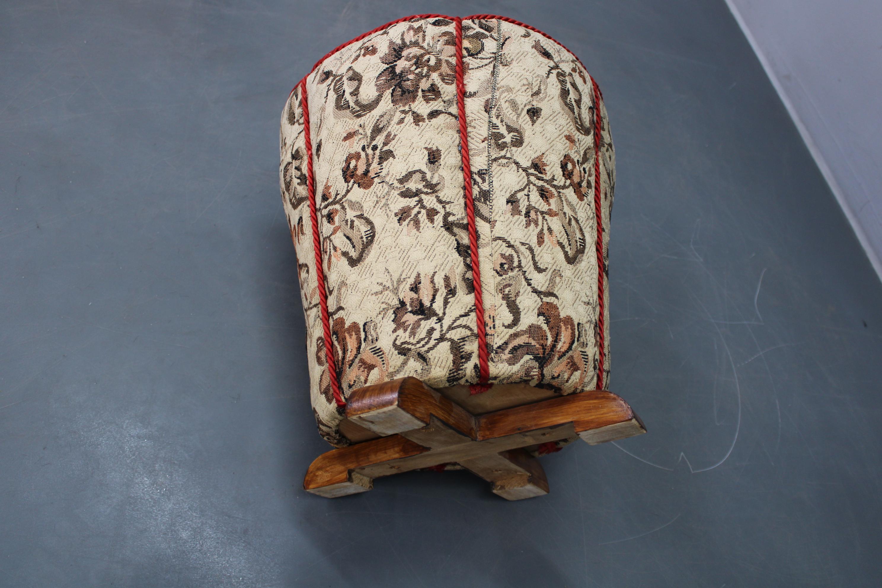 Art Deco Upholstered Stool with Floral Fabric, Czechoslovakia, 1930s mediados del siglo XX en venta