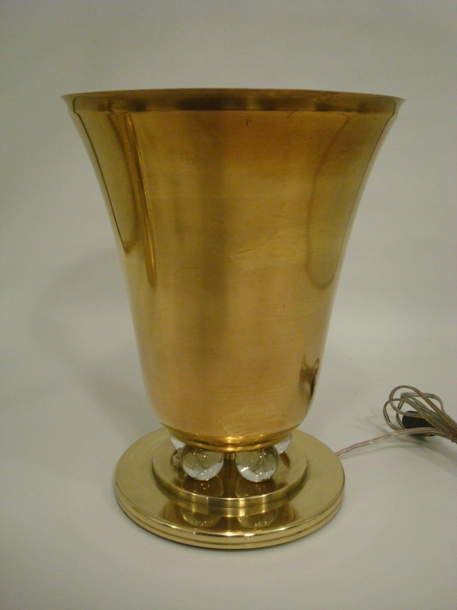 Cette lampe de table française en forme de trompette est un bel exemple d'Art déco qui témoigne d'un grand style et d'une grande imagination. L'intérieur est de couleur crème et fonctionne avec une ampoule normale, mais vous pouvez utiliser des