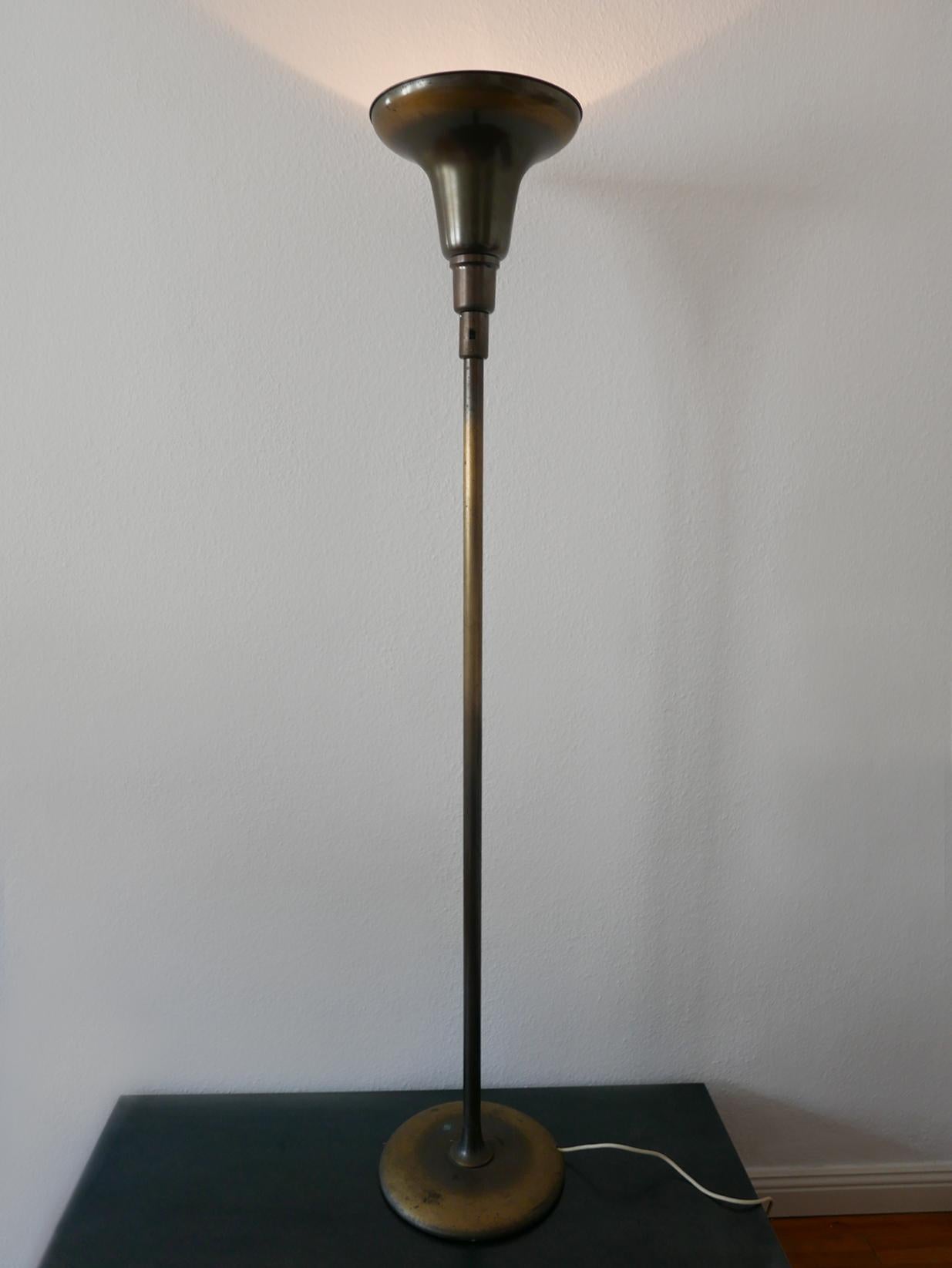 Rare et élégant lampadaire à éclairage vertical Art déco 'Luminator' Modèle n° 37222 par Kaiser & Co, Neheim-Hüsten, Allemagne, années 1930.

Réalisée en laiton et en métal, la lampe nécessite une ampoule à vis E27 Edison, est câblée et en état de