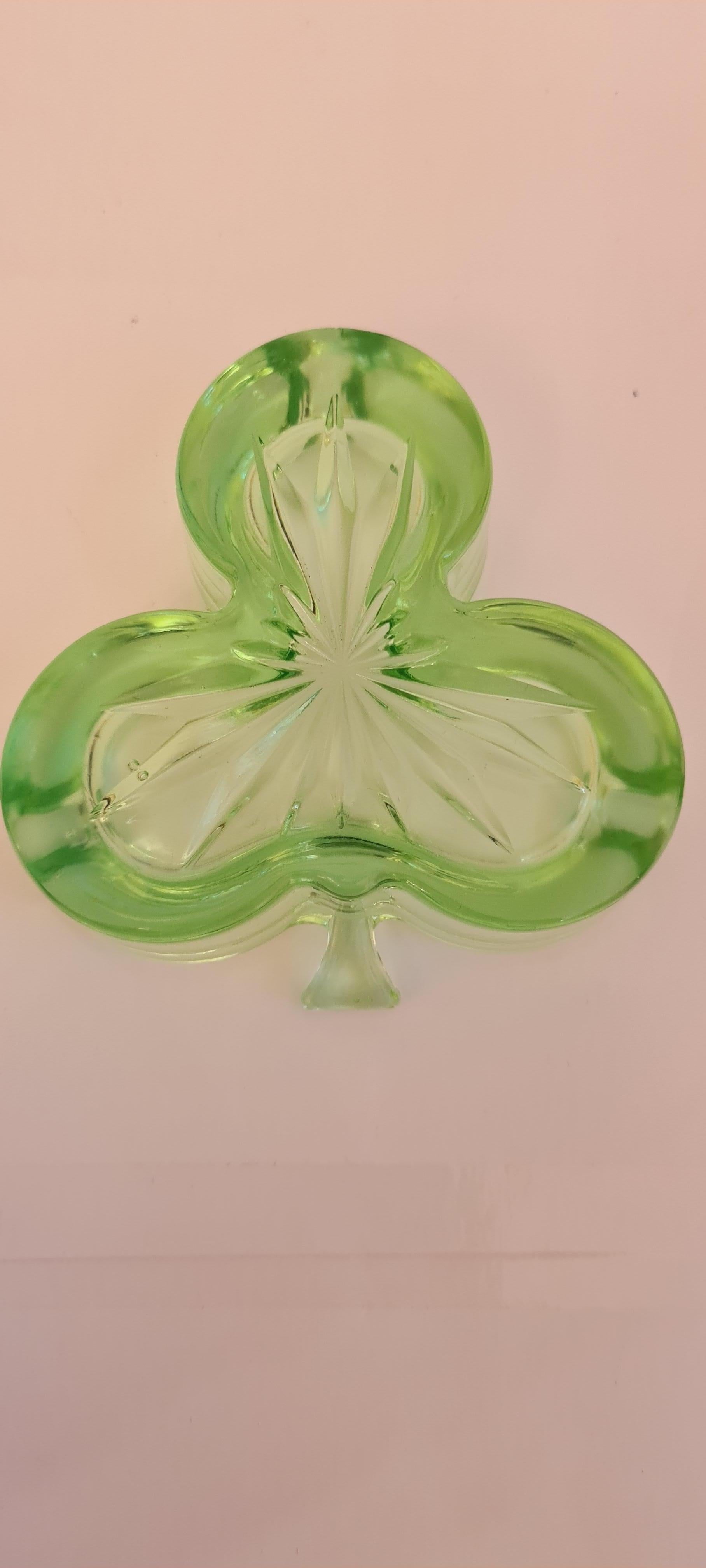 Beautiful vitange Art Deco uranium ashtray in green uranium, years 1940-1950. In excellent condition.