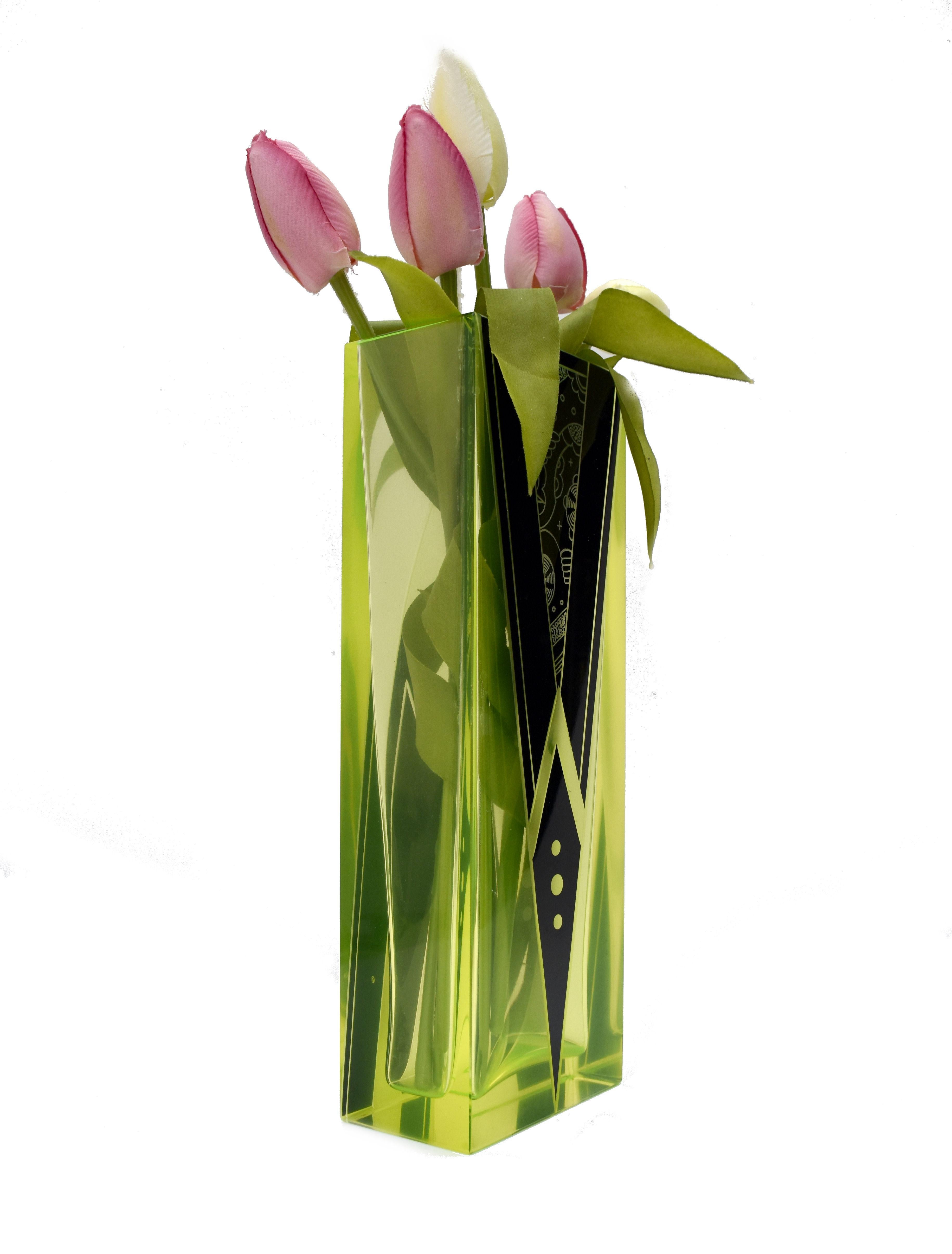 Diese aus der Tschechischen Republik stammende Art Deco Vase sieht nicht nur optisch atemberaubend aus mit ihrer sehr charakteristischen grün/gelben Färbung mit tiefschwarzen Emaille-Akzenten, sondern hat auch eine großartige Größe von knapp über 23