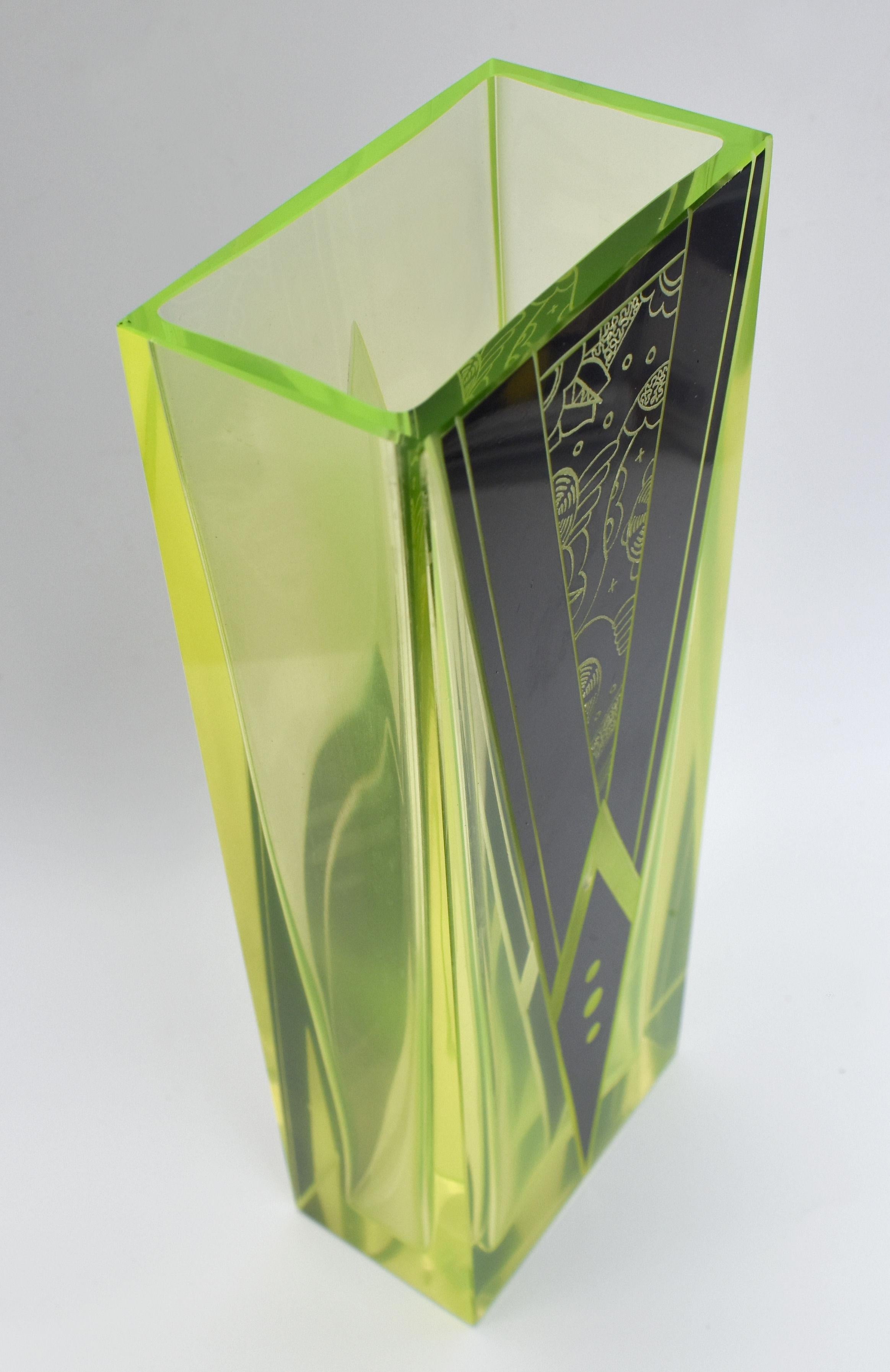 Tchèque Vase Art déco en verre de l'uranium et émail de Karl Palda, vers 1930 en vente