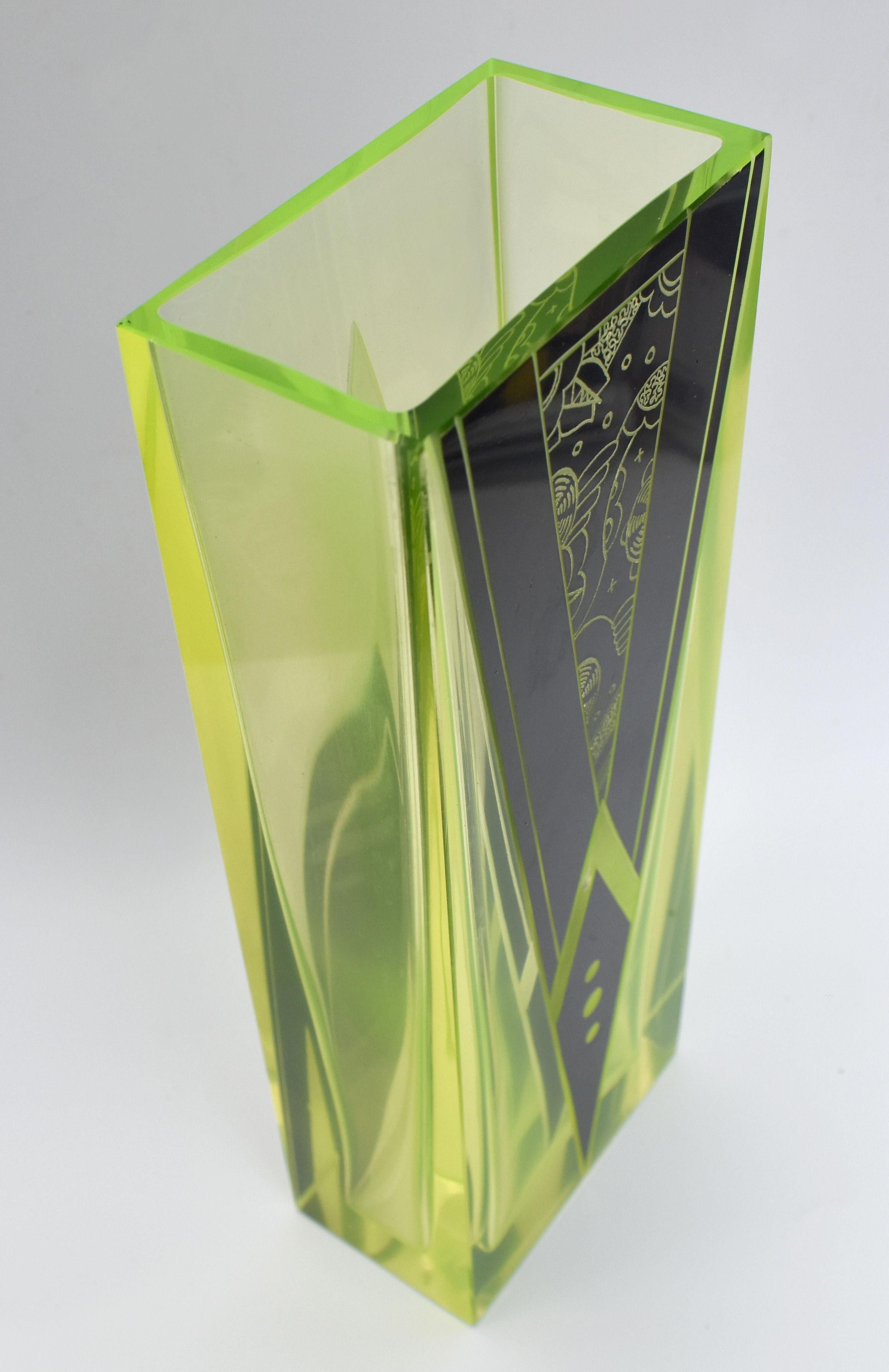 Jarrón Art Decó de vidrio uranio y esmalte de Karl Palda, C1930 Checo en venta