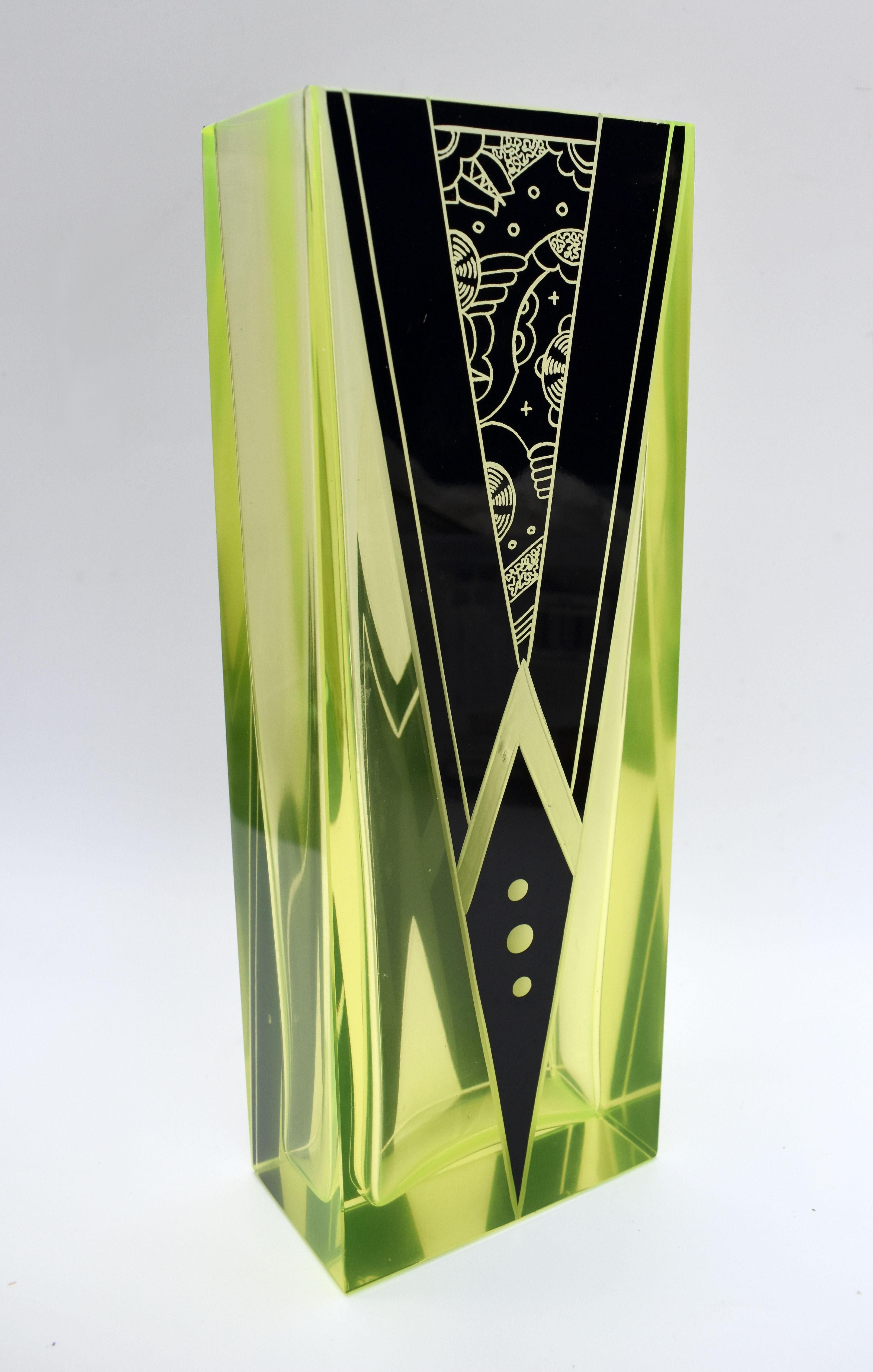 Jarrón Art Decó de vidrio uranio y esmalte de Karl Palda, C1930 Grabado en venta