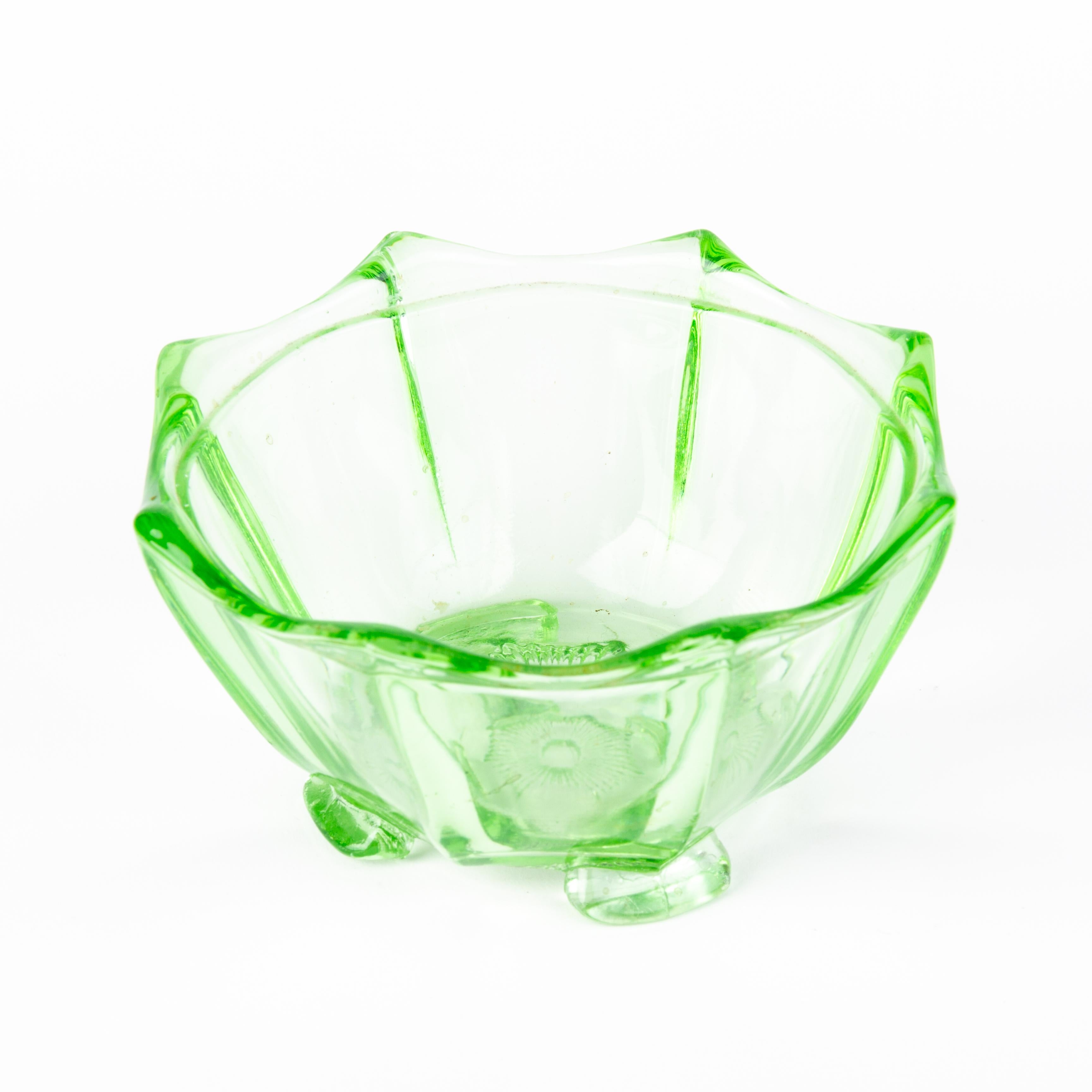 Art Deco Uranium Glass Fluted Centerpiece Sweets Bomboniere Bowl 1930s
Good condition
From a private collection.
Free international shipping.