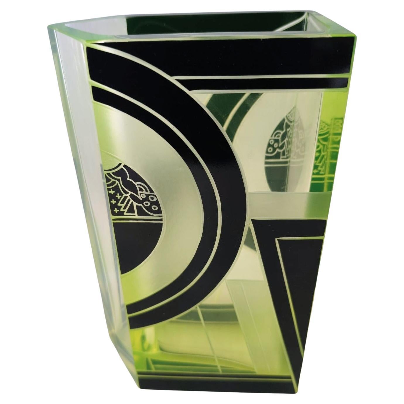 Originario della Repubblica Ceca, questo vaso Art Déco non solo è visivamente stupefacente grazie alla sua particolare colorazione verde/gialla con accenti di smalto nero, ma è anche di grandi dimensioni, con un'altezza di poco superiore ai 22 cm.