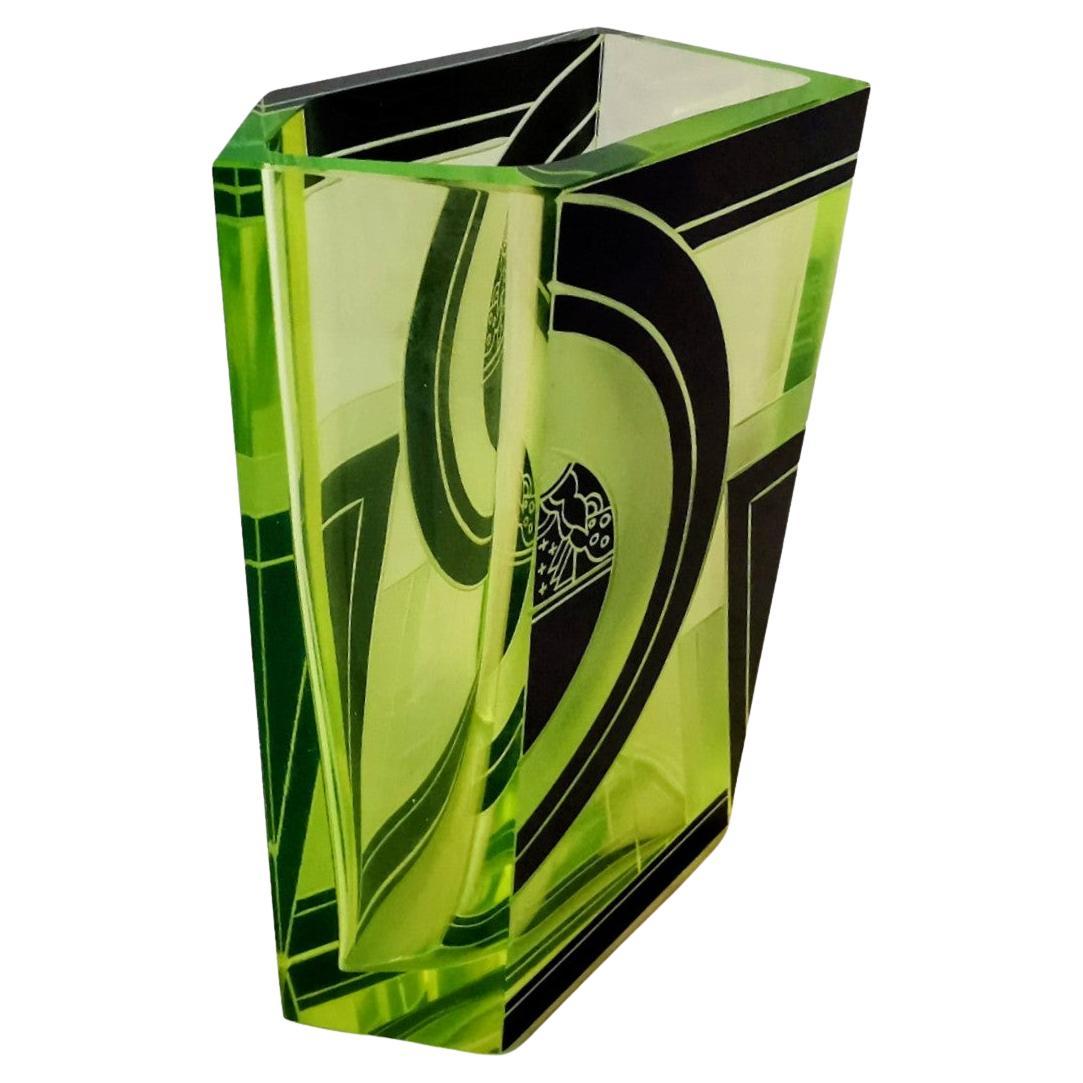 Realizzato con acquaforte Vaso in vetro uranio Art Déco di Karl Palda, 1930 ca. in vendita