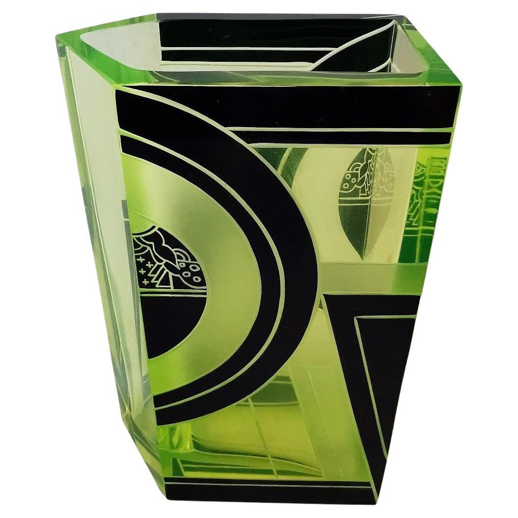 Vaso in vetro uranio Art Déco di Karl Palda, 1930 ca.