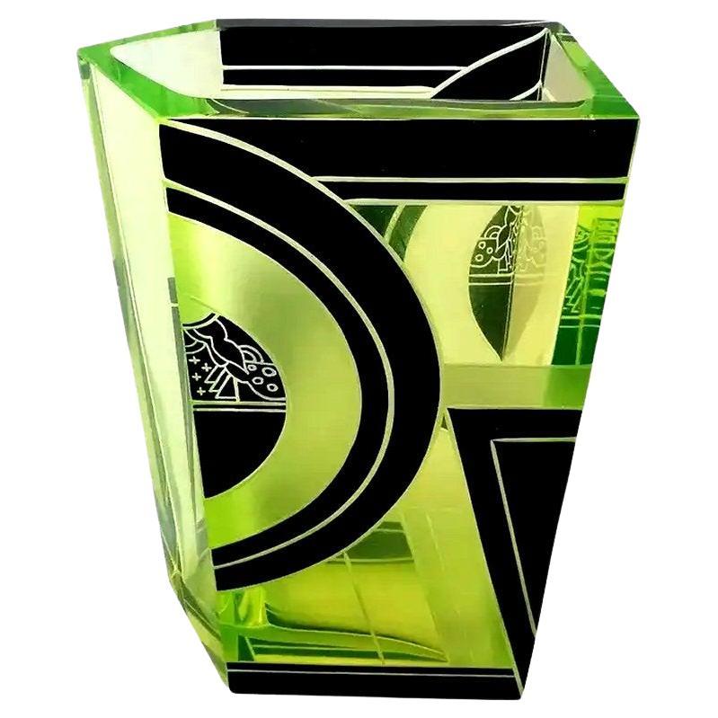 Uraniumglasvase im Art déco-Stil von Karl Palda, um 1930 im Angebot