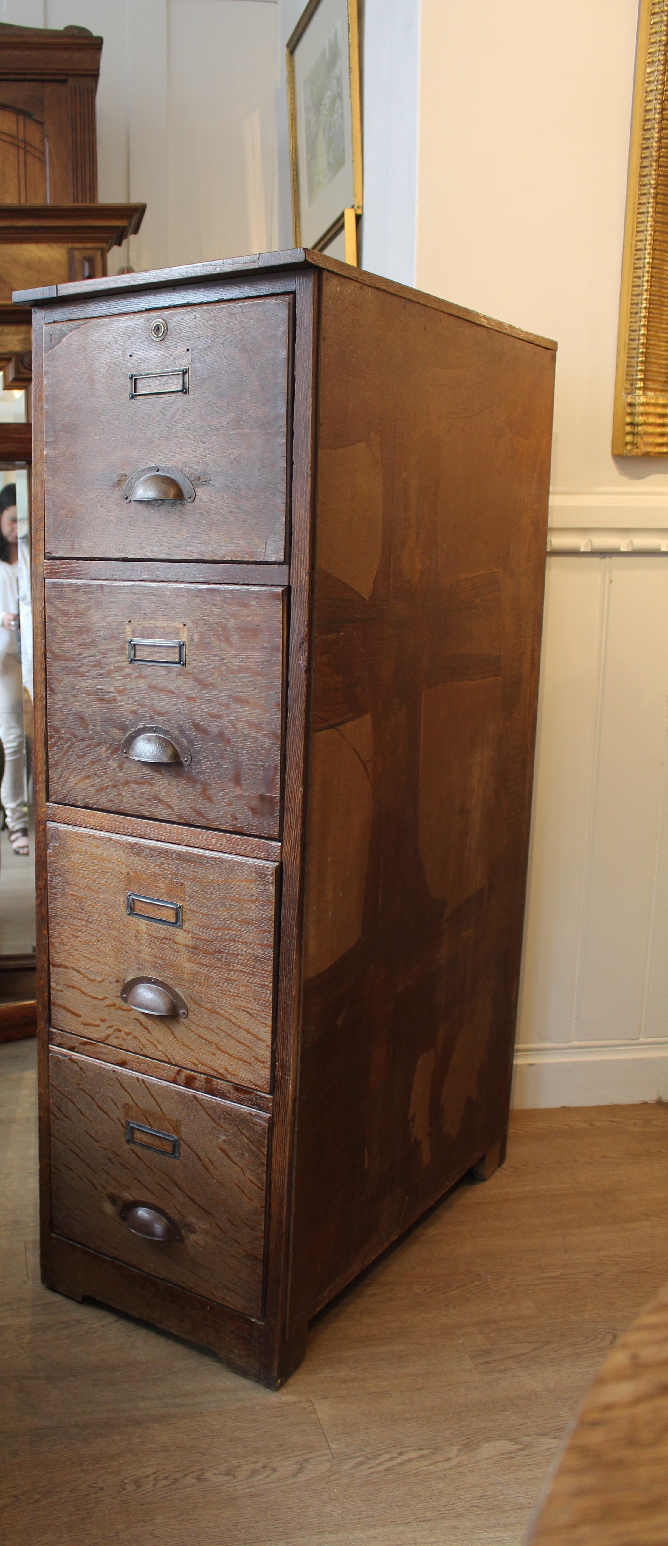 Art Deco Utilitarian 1940 French Quarter Sawn Oak 4 Chest Drawers Filing Cabinet In Good Condition For Sale In Dorking, Surrey