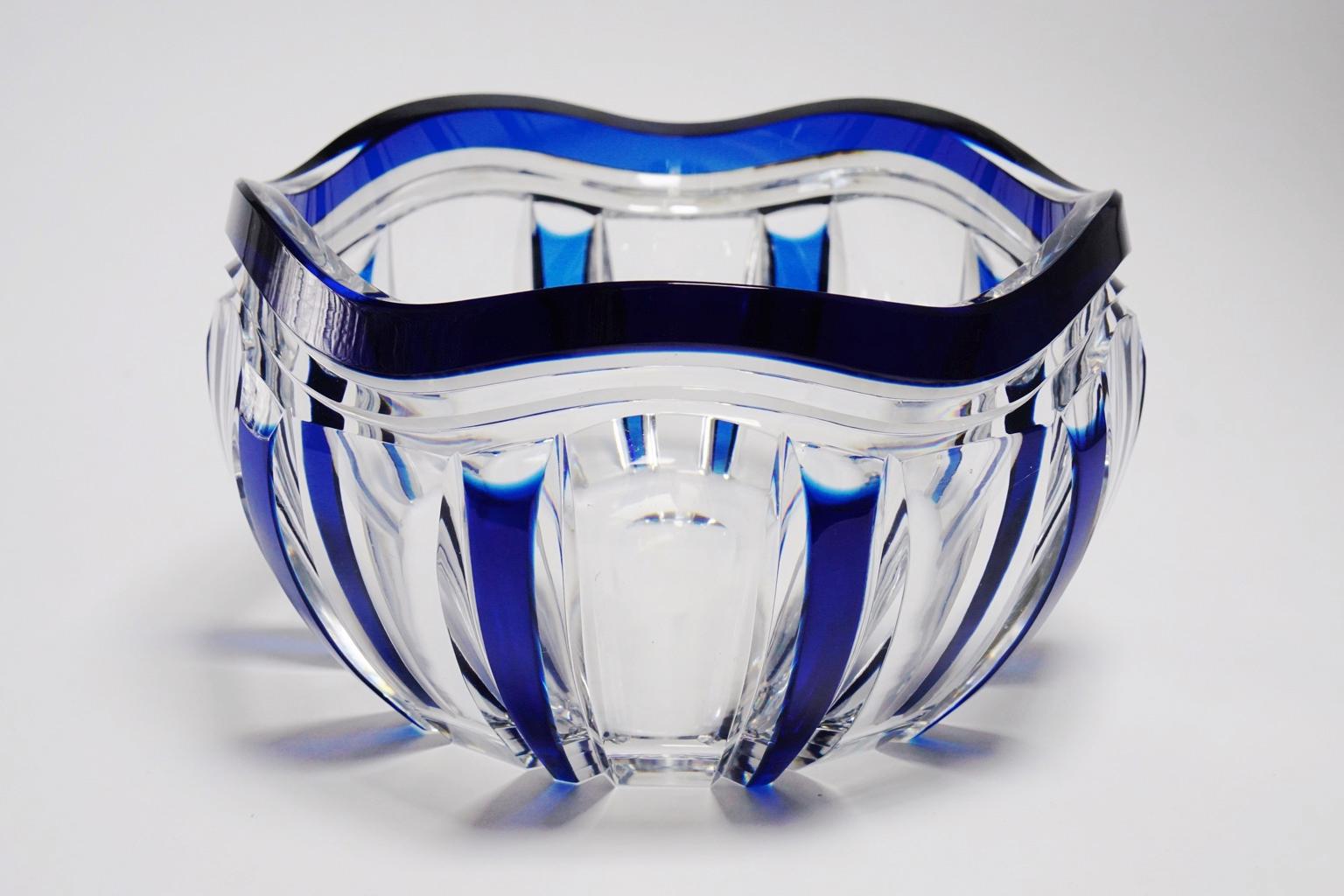 Val Saint Lambert blue overlaid Pietro crystal vase by Joseph Simon.

Size: Diameter top 20 cm, height 12-13 cm.
