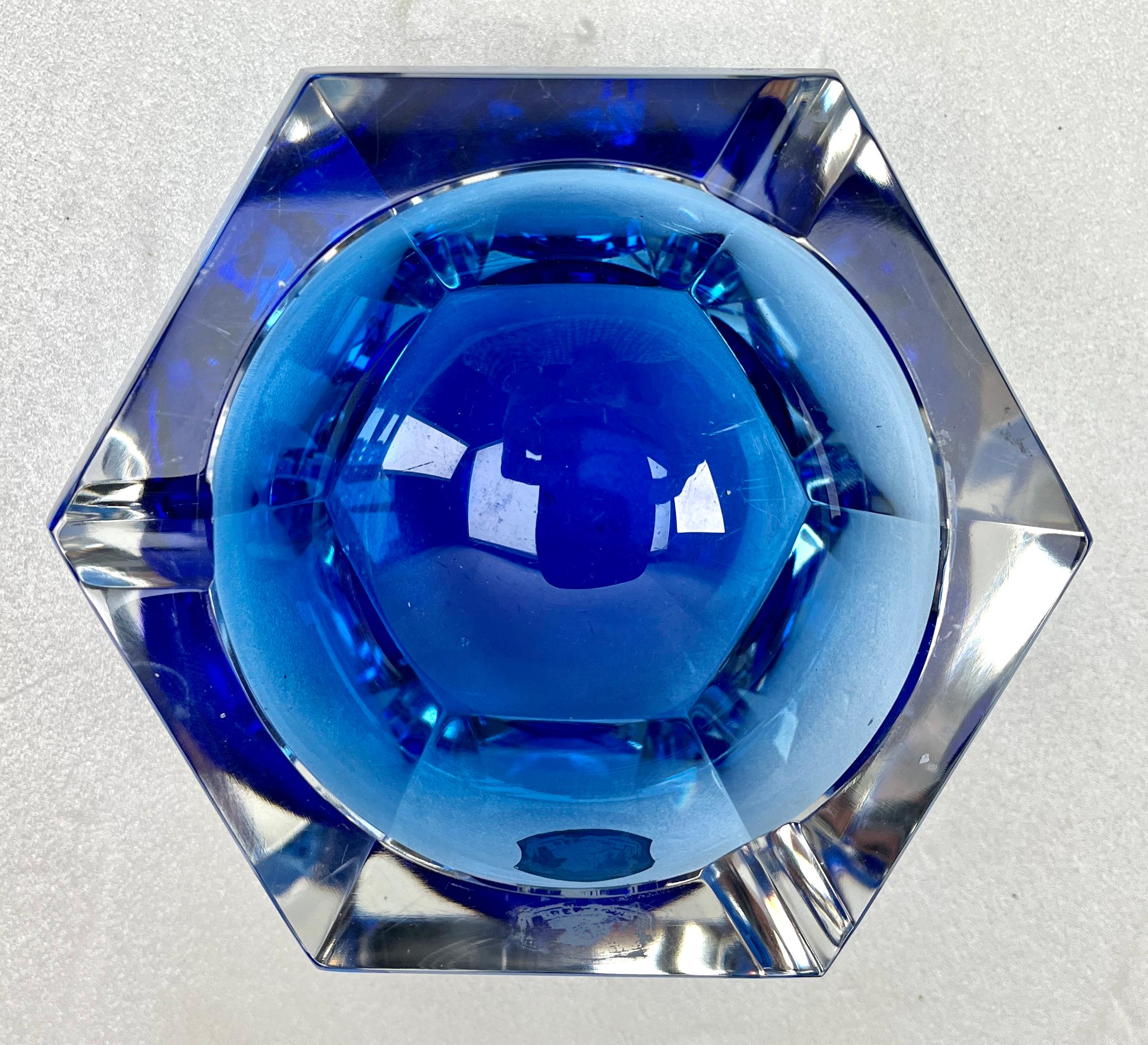 Milieu du XXe siècle Cendrier Art Déco Val Saint Lambert en cristal de cobalt facetté, années 1950 en vente