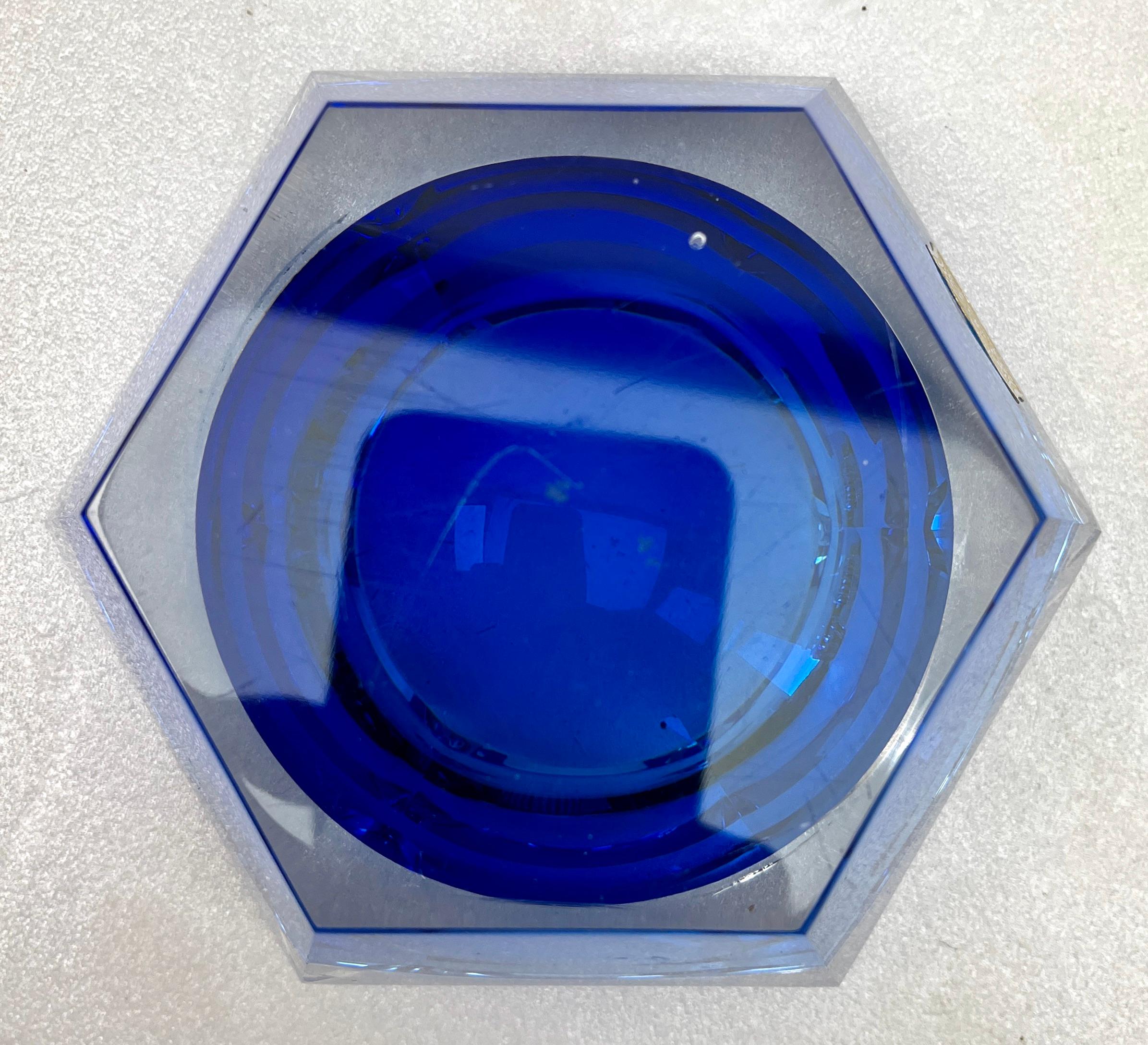 Cristal Cendrier Art Déco Val Saint Lambert en cristal de cobalt facetté, années 1950 en vente
