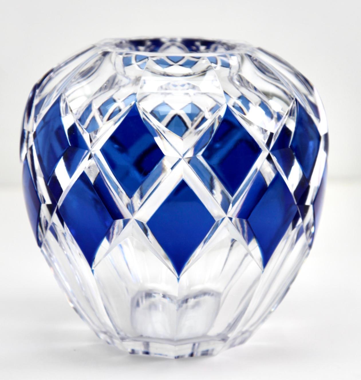 Val Saint Lambert crystal vase cut to clear, 
Beautiful Val Saint Lambert circular crystal vase, hand-cut-to-clear,
the glass is thick, deeply and evenly cut,

Origin: Belgium in excellent condition.
There was a lot of craftsmanship and time