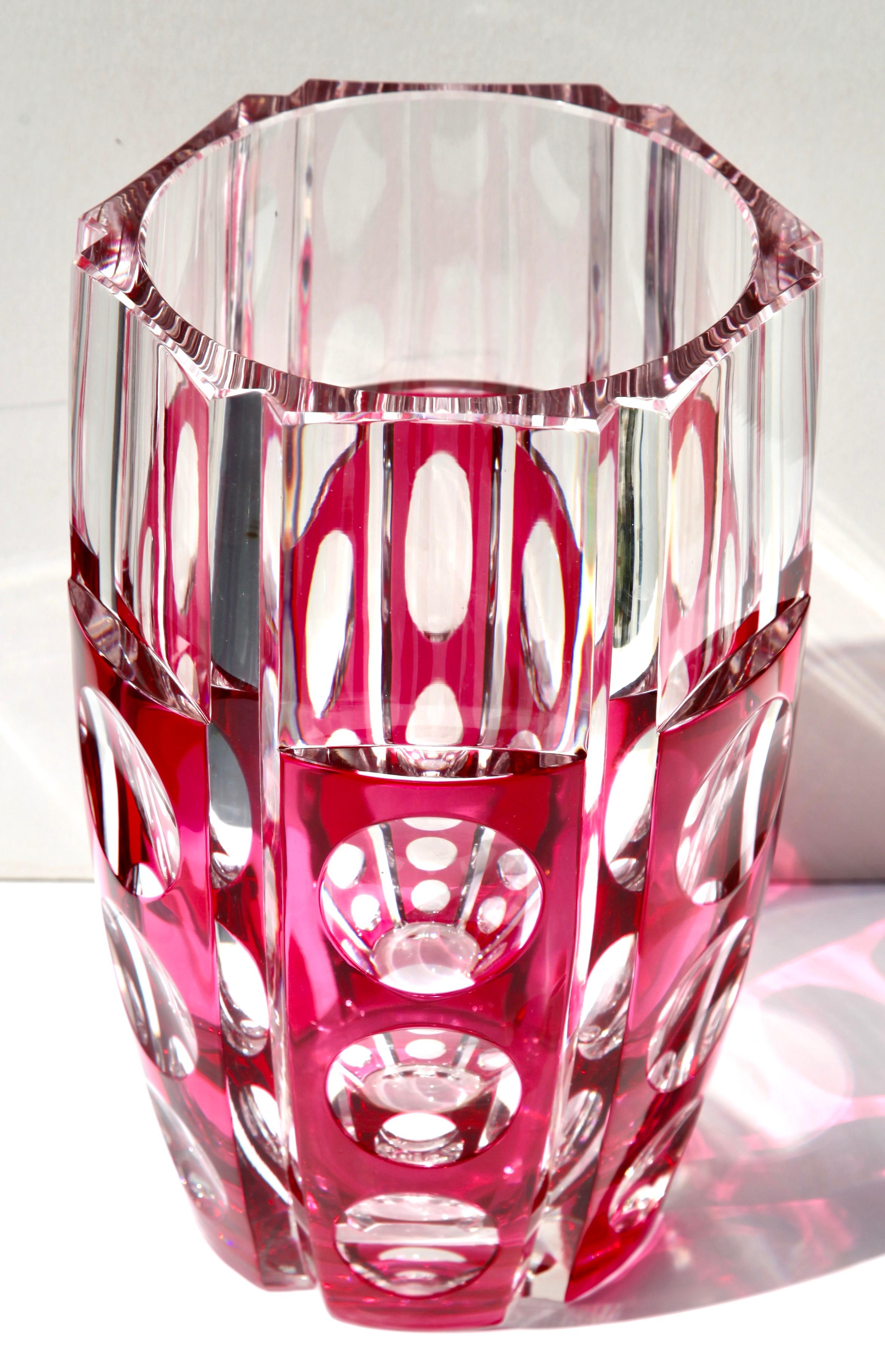 Val Saint Lambert crystal vase cut to clear, signed
Beautiful Val Saint Lambert circular crystal vase, hand-cut-to-clear,
the glass is thick, deeply and evenly cut,

Origin: Belgium in excellent condition.
There was a lot of craftsmanship and