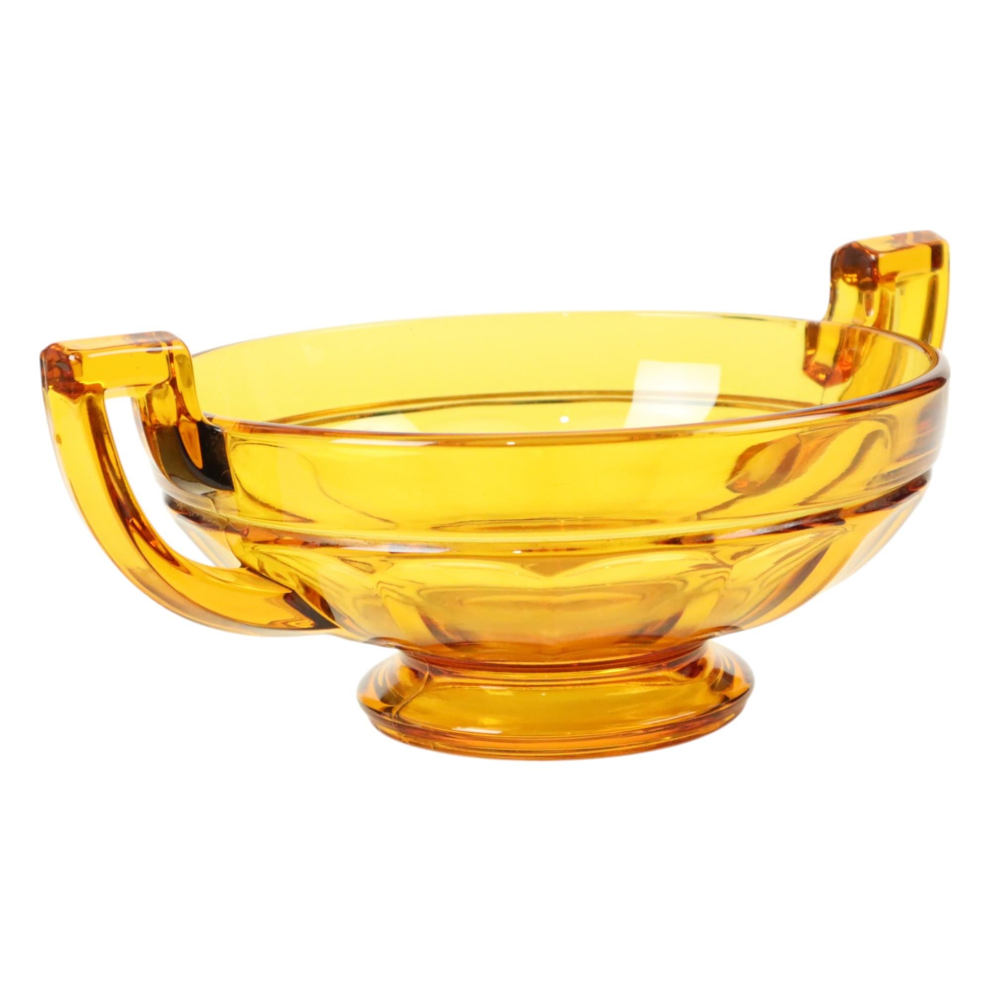 Fruttiera o centrotavola Art déco in vetro pressato color ambra, chiamata Noémie, della serie Luxval di Val Saint Lambert, progettata dai migliori designer Charles Graffart e René Delvenne negli anni '30, Belgio, firmata in basso in rilievo Val