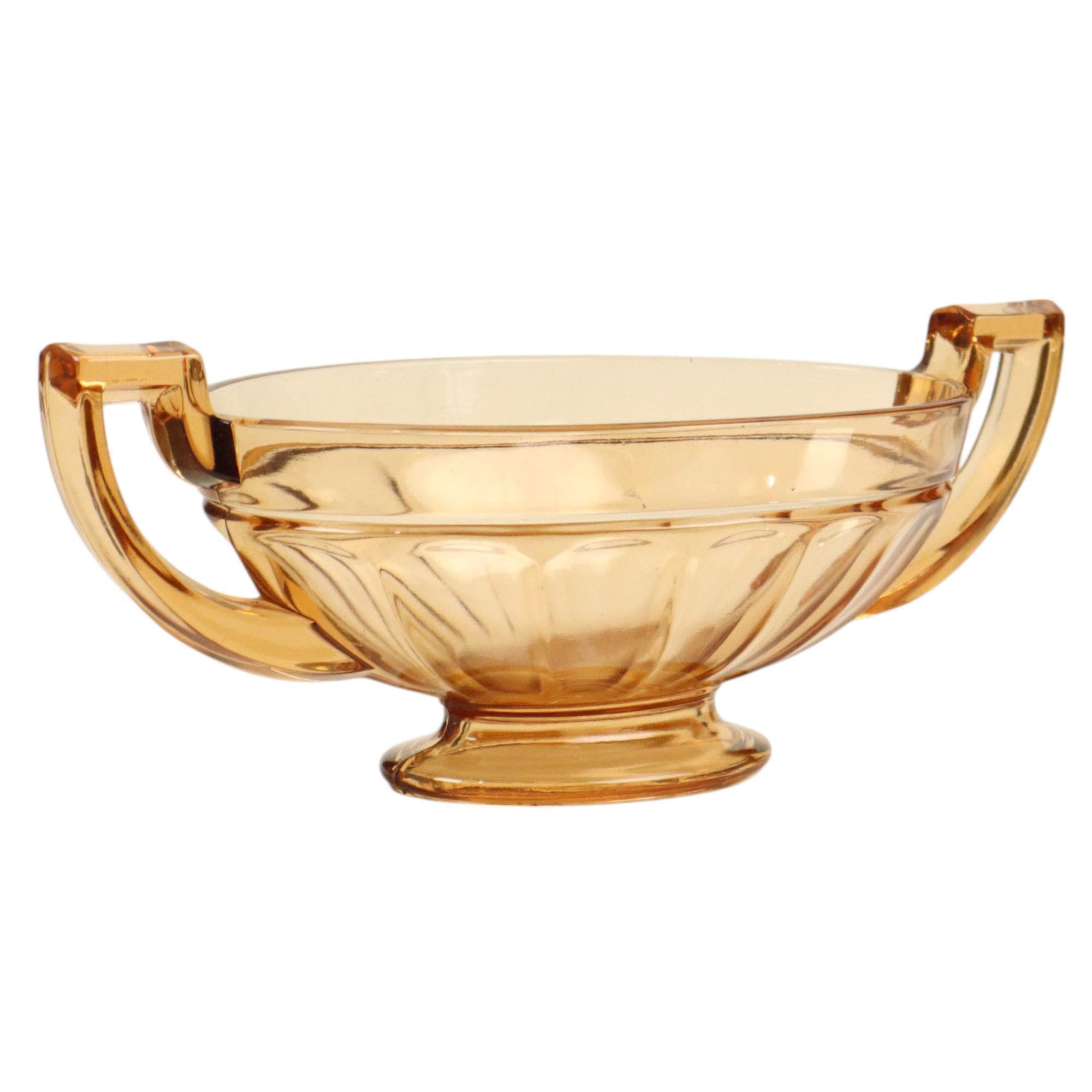 Coupe à fruits ou centre de table Art déco en verre pressé de couleur ambre, appelée Noémie, il s'agit de la version ovale, de la série Luxval de Val Saint Lambert, conçue par les grands designers Charles Graffart et René Delvenne dans les années
